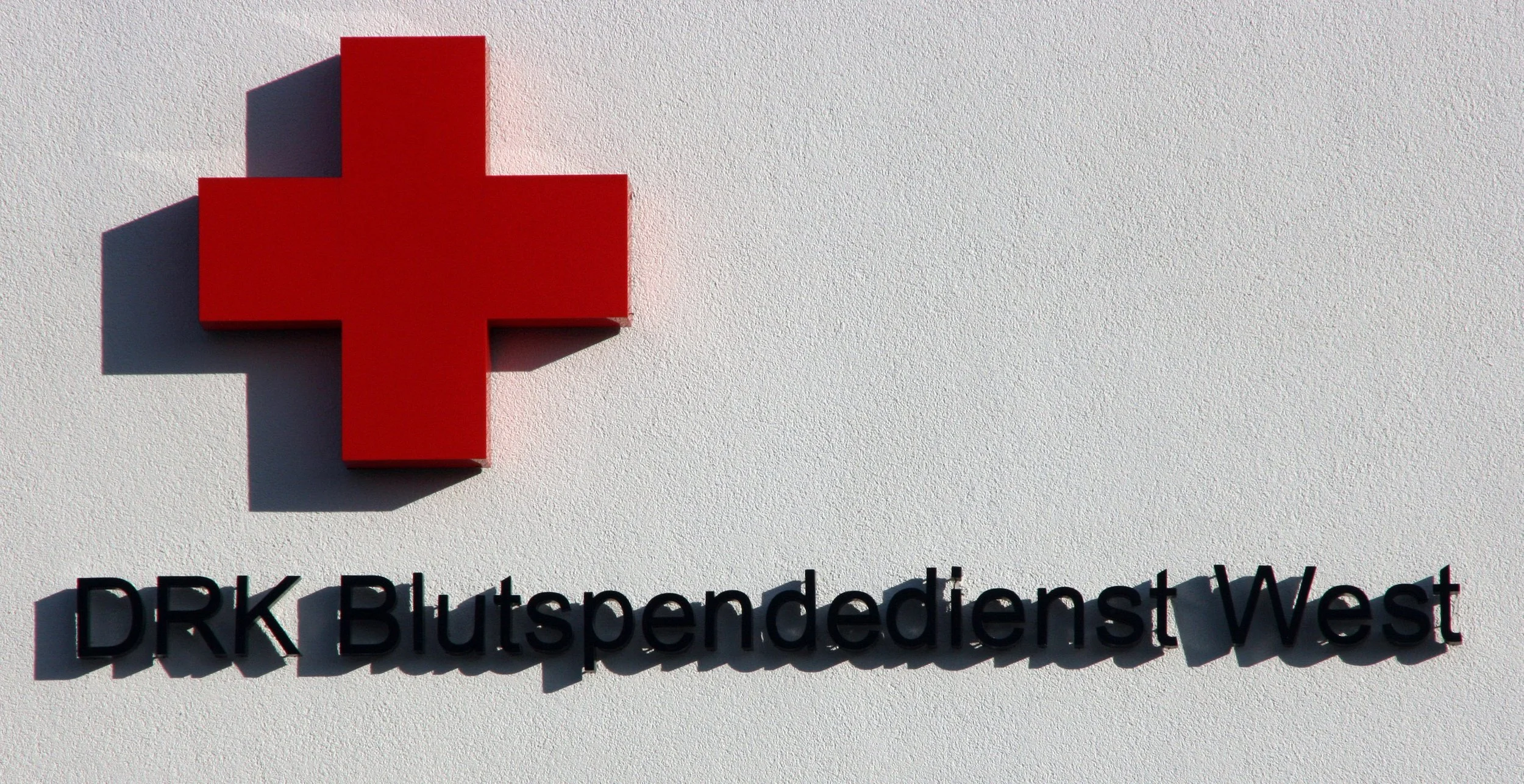 Blutspendedienst West Fassade Tag