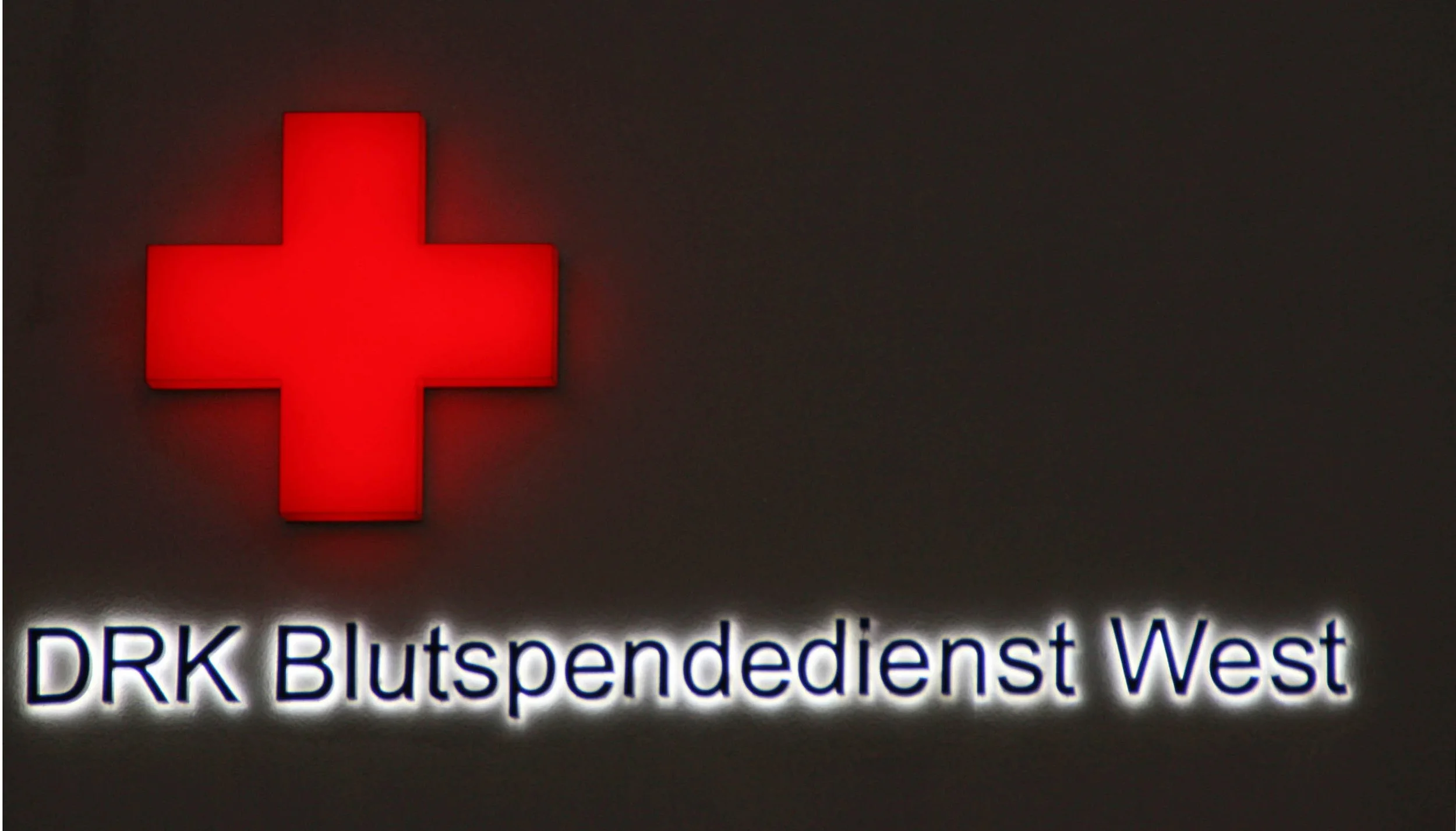 Blutspendedienst West Fassade Nacht