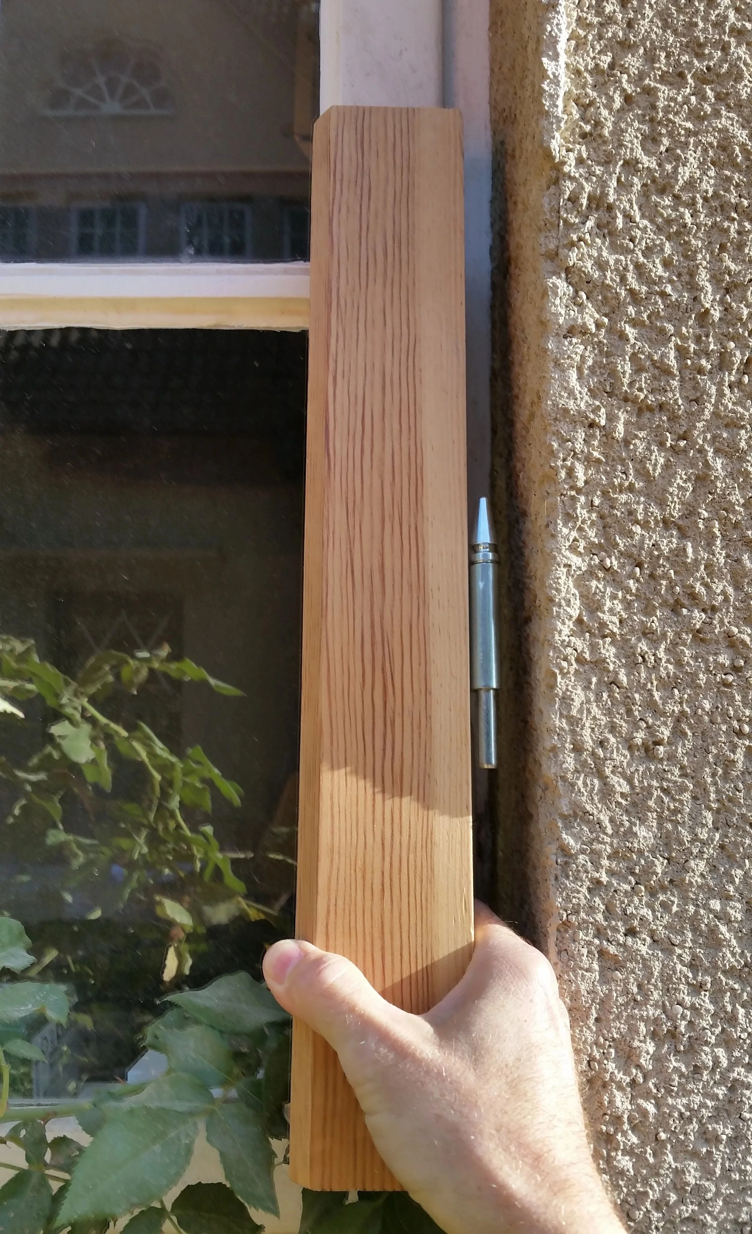 Ein neues Rahmenprofil wird bemustert für neues Holzfenster im Baudenkmal