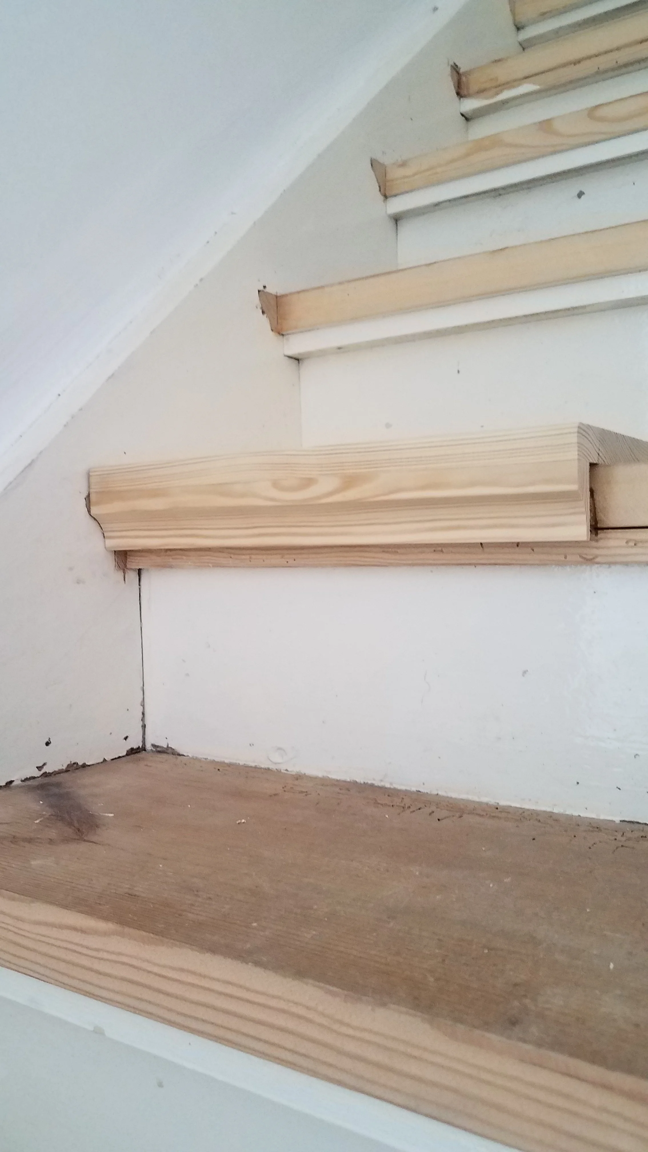 Sanierung einer alten Holztreppe durch Aufsatteln neuer Trittstufen