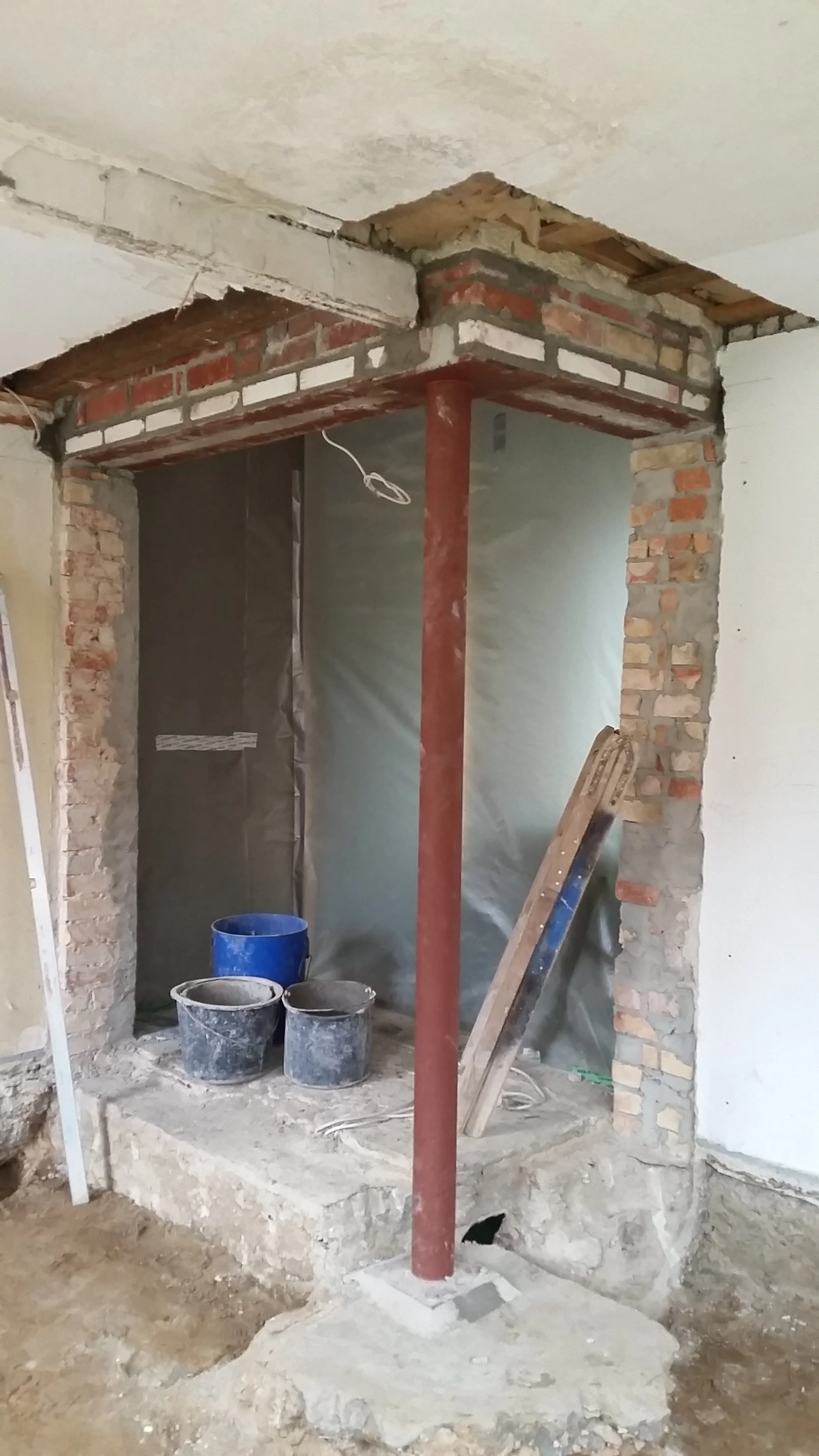 Ersetzen einer Gebaeudeecke durch eine Stahlstuetze