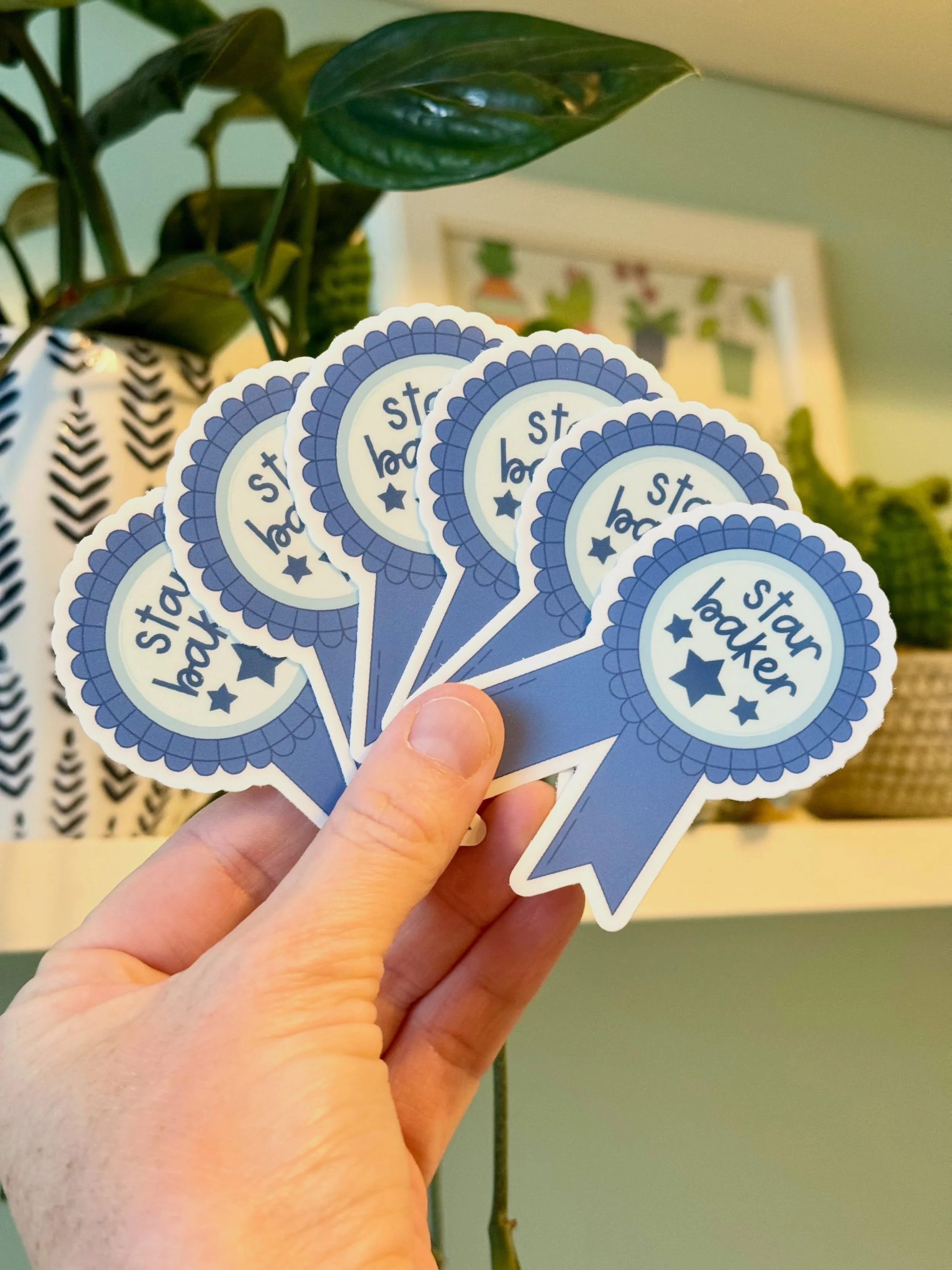 Fresh from the oven&hellip; well, almost! My best-selling Star Baker Blue Ribbon sticker is back in stock! 

Whether you&rsquo;re whipping up cookies, kneading sourdough, decorating cakes, or simply collecting cute baking goodies, this little blue ri