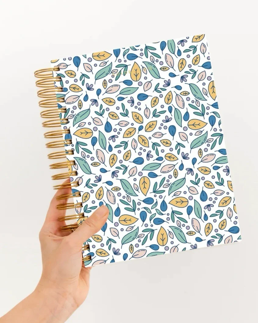 My first time entering the @golden.coil design contest! Here is my happy entry using a modern soft leaves pattern.

#gcxdesign26 #surfacepatterndesign #plannercover #stationery #leavesillustration
