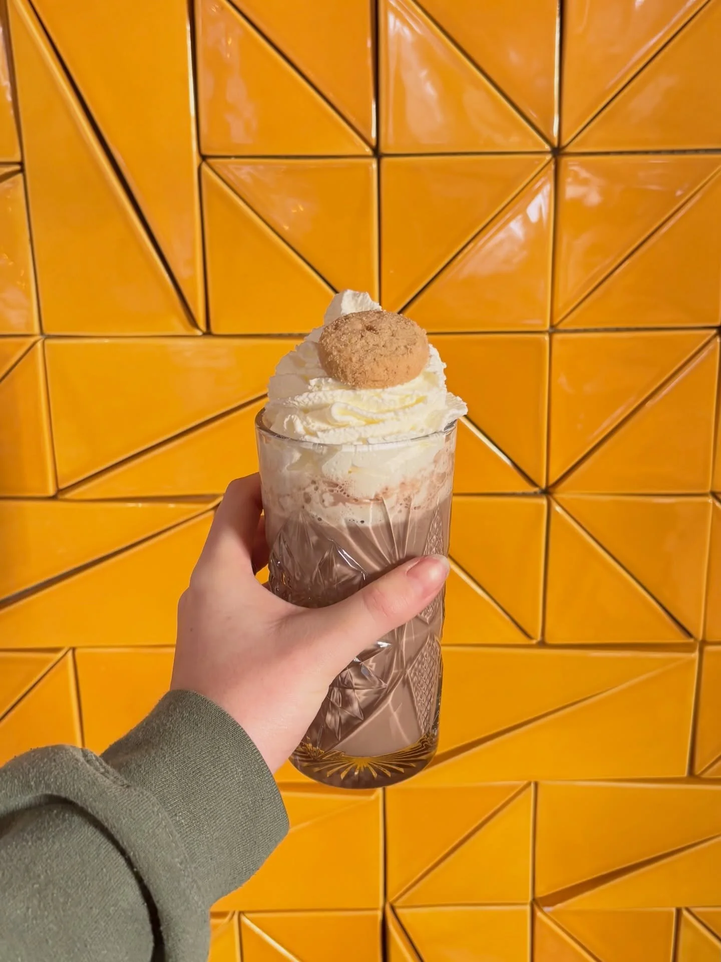 Warme chocomel, extra slagroom. Meer ben je niet nodig🍫. Maak het nog lekkerder en voeg Baileys of Nobeltje toe!