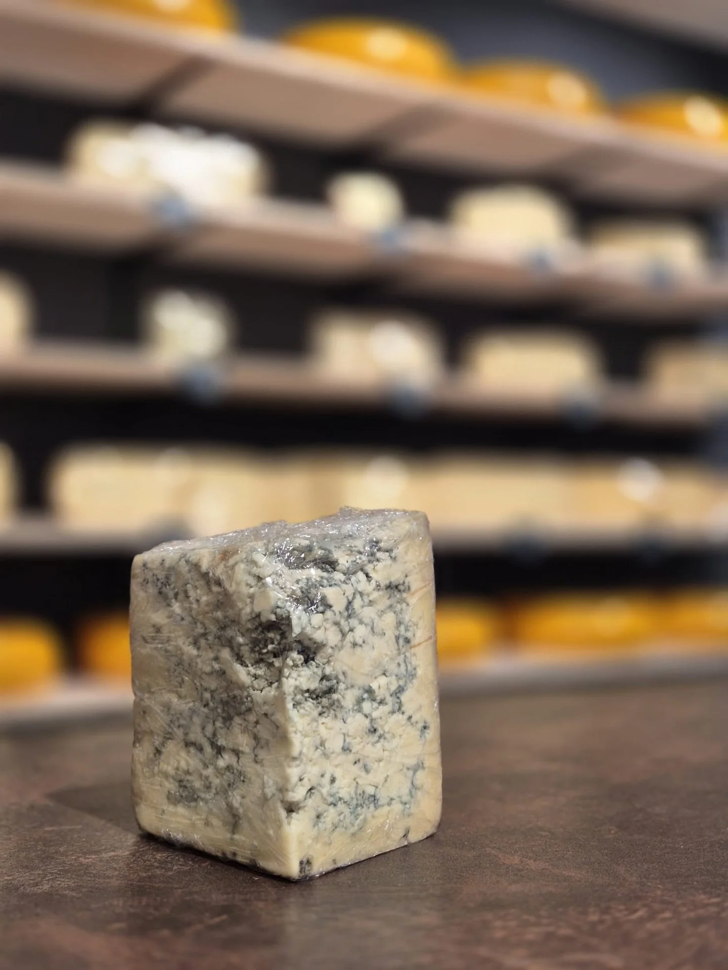 Vanaf deze week nieuw op de kaasplank!  Naast de Taleggio, epoisses en Amelander overjarige kaas de blauwe stilton met Nobeltje. Een heerlijke afsluiter. 🧀🍷🍇 #nobel #amelanderkaas #ikwilkaas