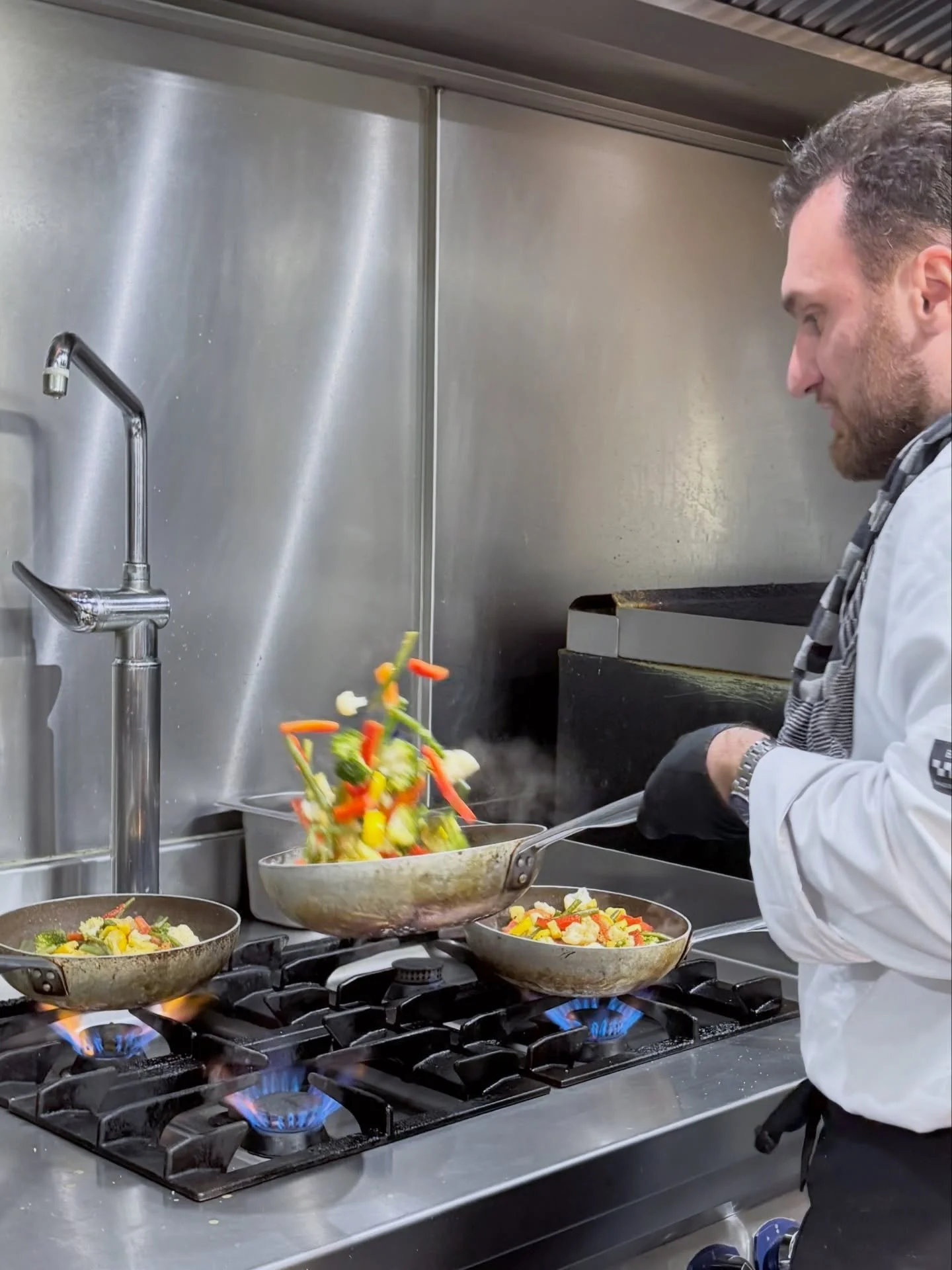 Groenten in de hoofdrol 🌱 Bij Overzee laten we je zien hoe heerlijk vega eten kan zijn. Echt genieten! Ook bij de vis en vlees gerechten doen we heerlijke verse seizoens groentes!