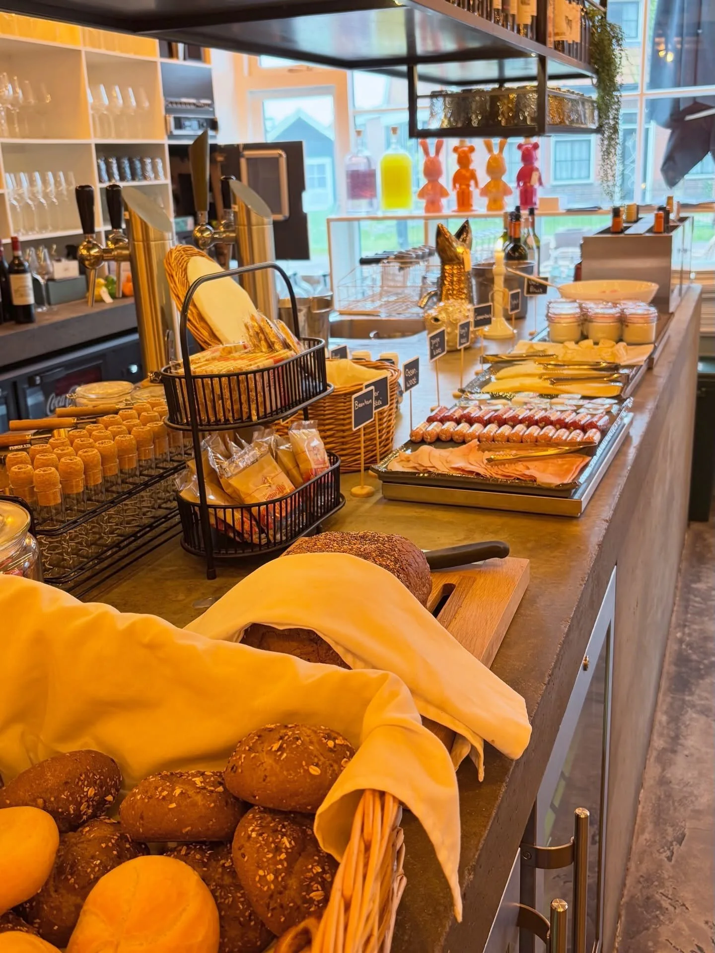 Slow mornings &amp; good breakfast. 🥐☕️Dat gaat zeker lukken bij ons! Een heerlijk ontbijtje tijdens je verblijf op Ameland, wat wil je nog meer?!