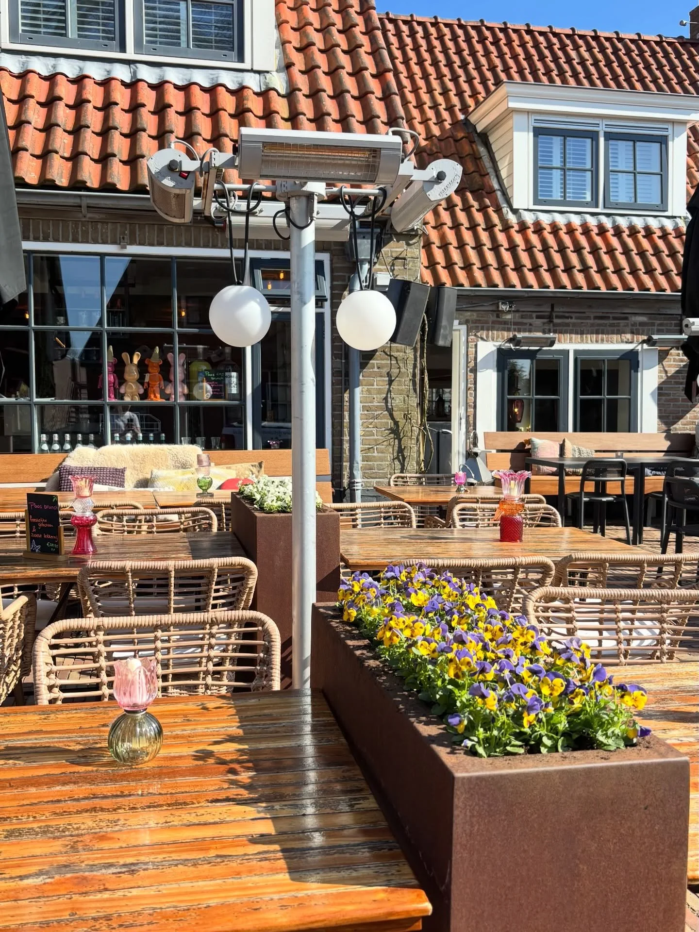 De lente gaat vandaag van start. 🌸 Dat betekend ZON! Ons terras is er al helemaal klaar voor. Tot vanmiddag! 🌻🌞