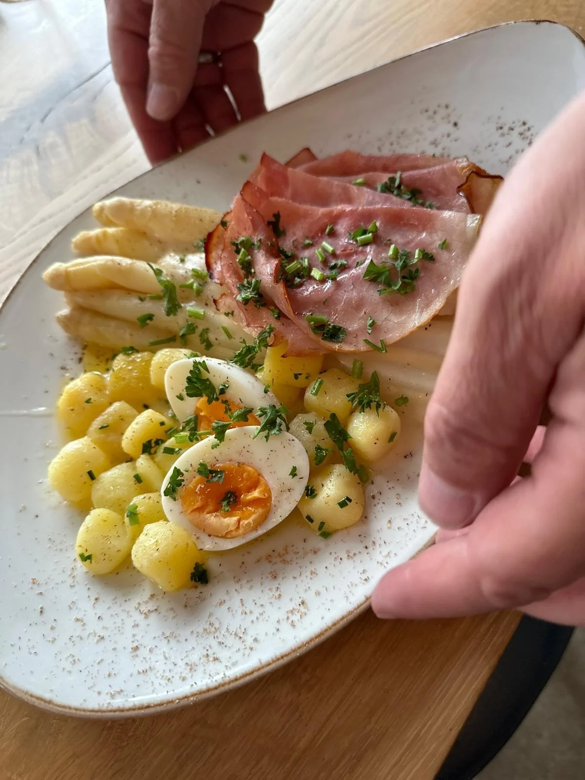 ✨Asperge tijd!✨
Vanaf vrijdag hebben we weer asperges! Heerlijk met beenham, zalm of gewoon op zichzelf. 🤩 Wij combineren onze asperges met een topper van @wijnenvanegbert.  Heb jij al gereserveerd?