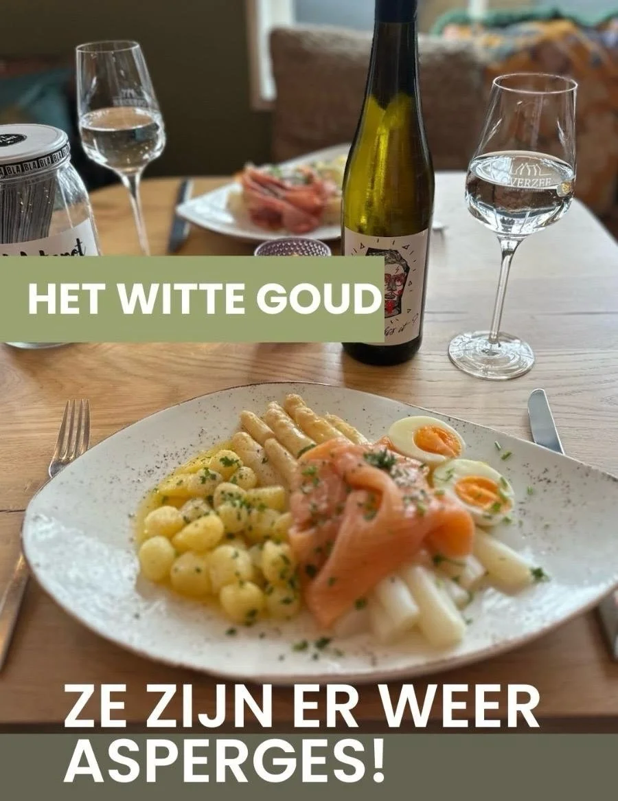 Het witte goud! Vanaf vandaag weer bij Overzee✨Als voor gerecht een asperge soep, voor het hoofd gerecht keuze uit ham, zalm en vega en als dessert een heerlijke coupe aardbei! 🍴We zien je snel! Reserveer online of bel ons