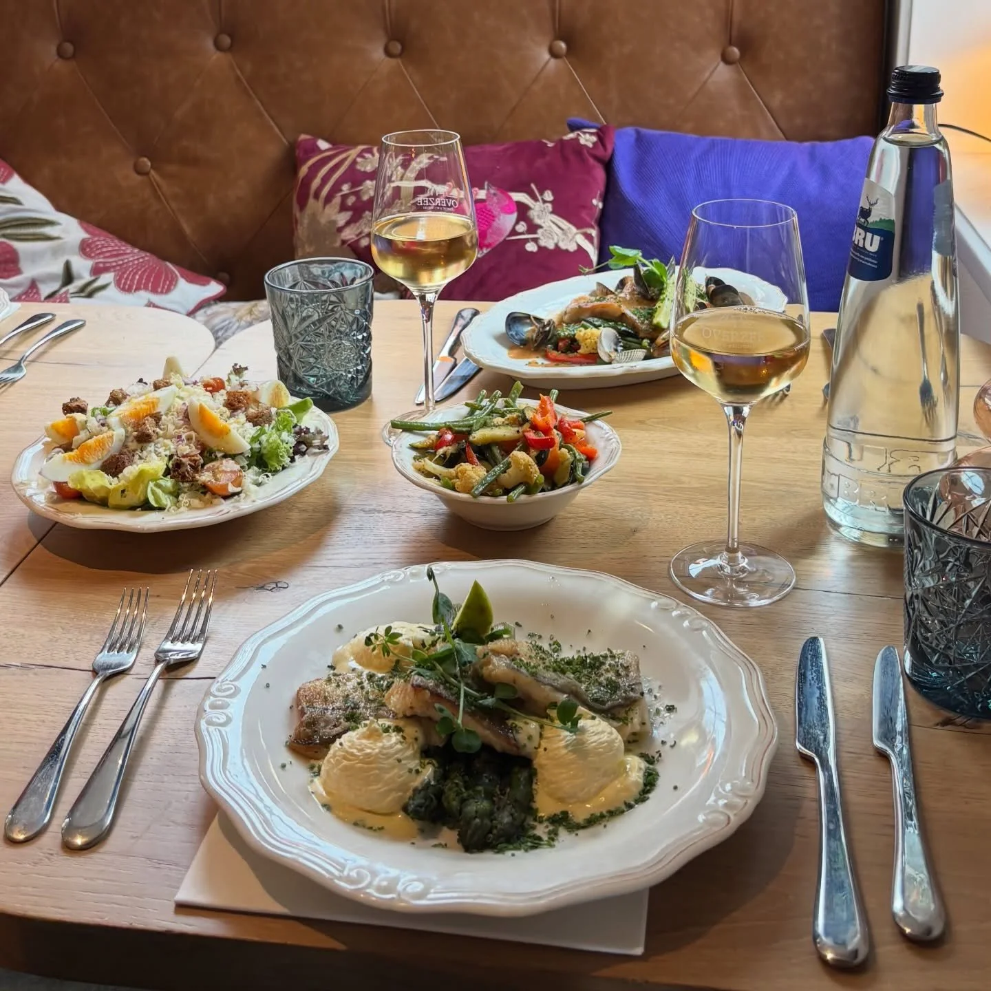 Moederdag vier je natuurlijk bij Overzee 💐✨ 
Verwen je mama met een gezellig diner en&hellip;moeders krijgen het dessert gratis! 
Wie wordt daar nou niet blij van?! 
Reserveer op tijd en maak er samen een heerlijke avond van 💖 
#Moederdag #Overzee 