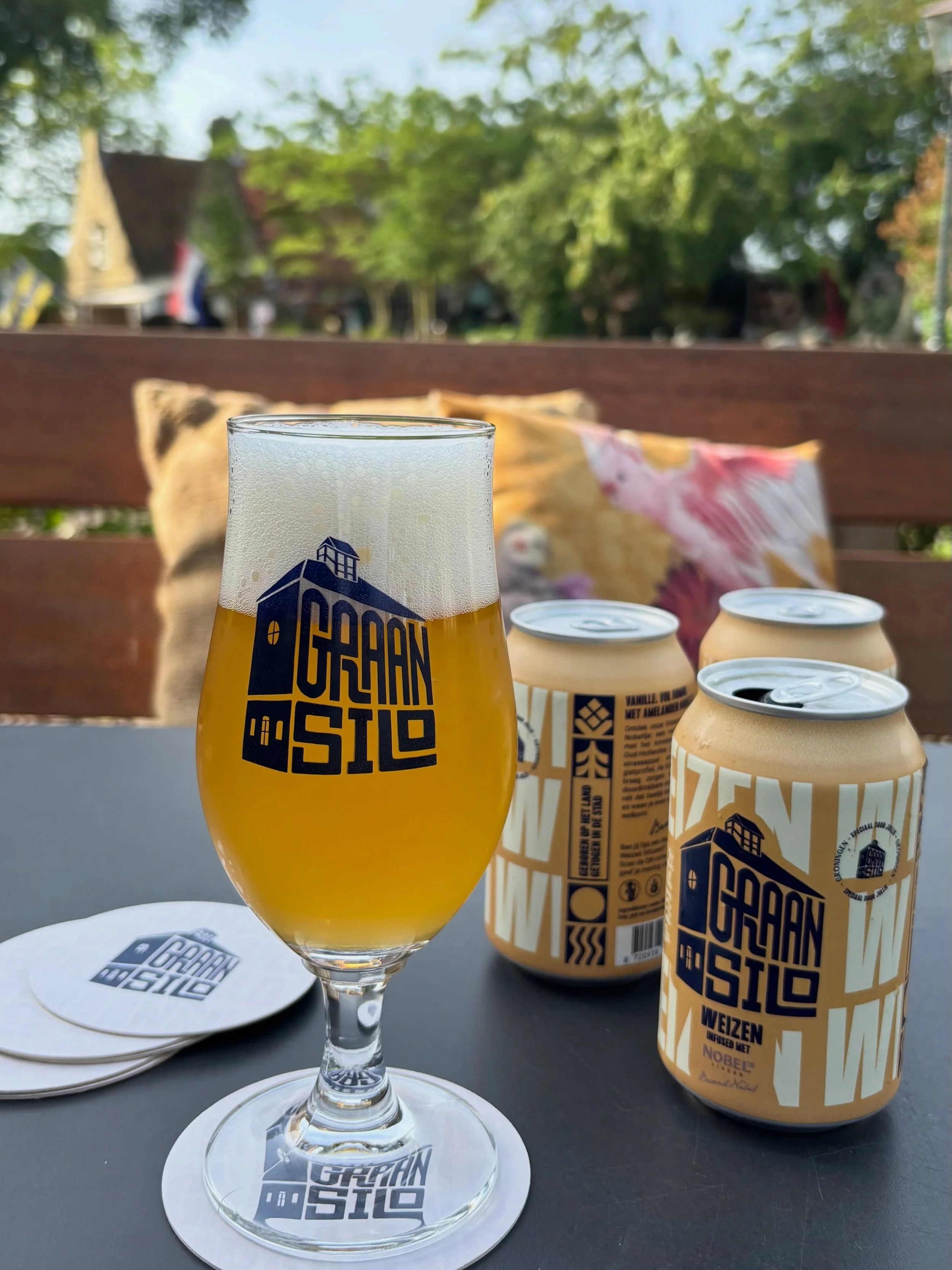 ✨Nieuw bij Overzee ✨
In samenwerking met @graansilo.bier en @nobelsdrinks een heerlijke Weizen infused met Nobeltje likeur. Een verfrissend tarwebier infuced met het Amelander likeur Nobeltje, op basis van Oud-Hollandse rum met tonen van vanille, sin