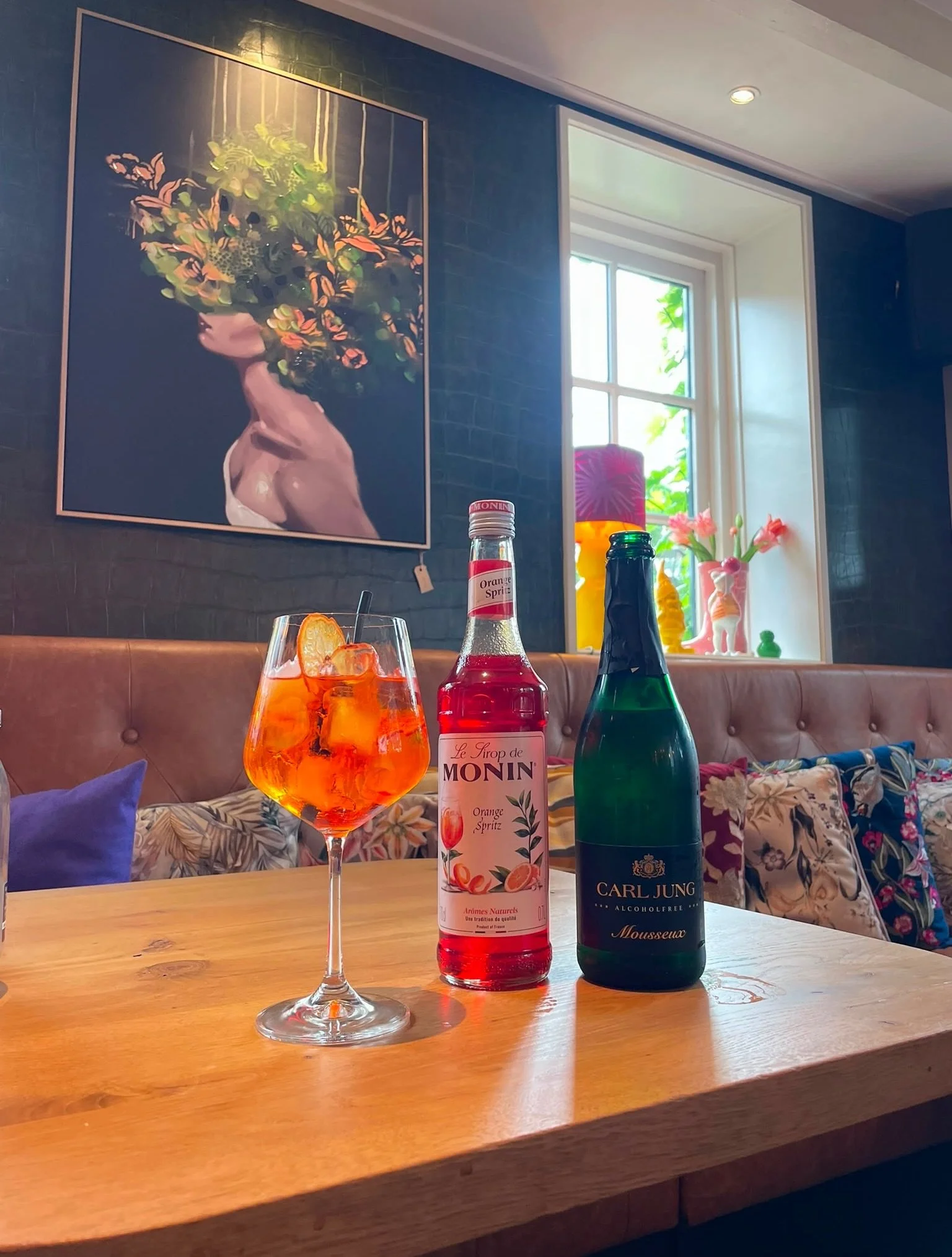 ✨Spritz o&rsquo;clock, maar dan zonder kater 🍊🍋✨

Nu bij Overzee ook alcoholvrije spritzen. Een aperol, hugo of limoncello spritz zonder hoofdpijn de volgende dag! Alle vibes, zero alcohol. En nog meer goed nieuws, ook de 0.0 cocktails zijn voor ee
