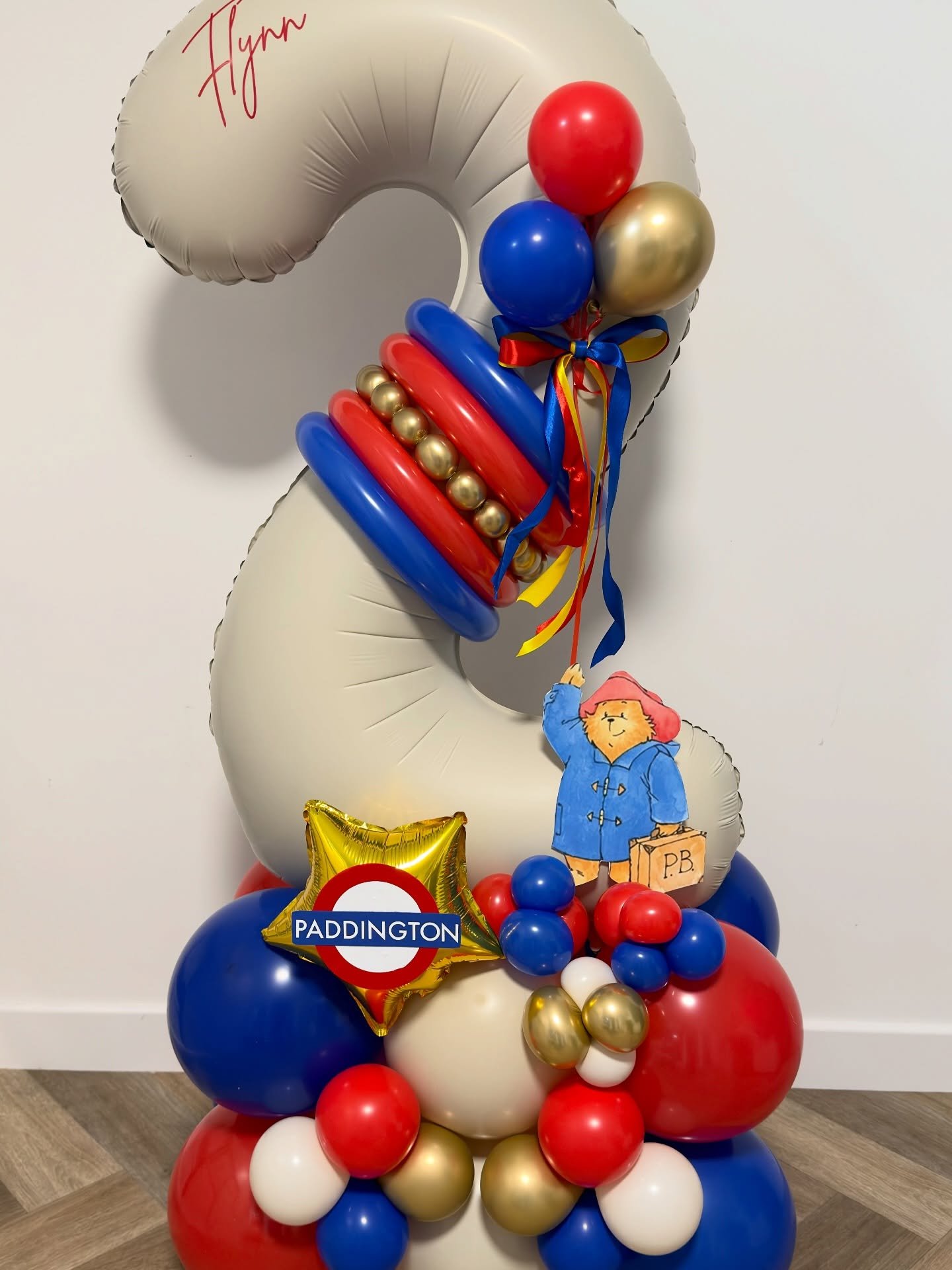 🎶🎈 PA DOUBLE D ING TON&hellip; Paddington Bear 🐻❤️💙🎈🎶 

Marmalade ready, suitcase packed, and spreading smiles wherever he goes 🧳🍯 Paddington Bear is my nephew&rsquo;s favourite so this one had to be just right! 

Who else loves paddington be