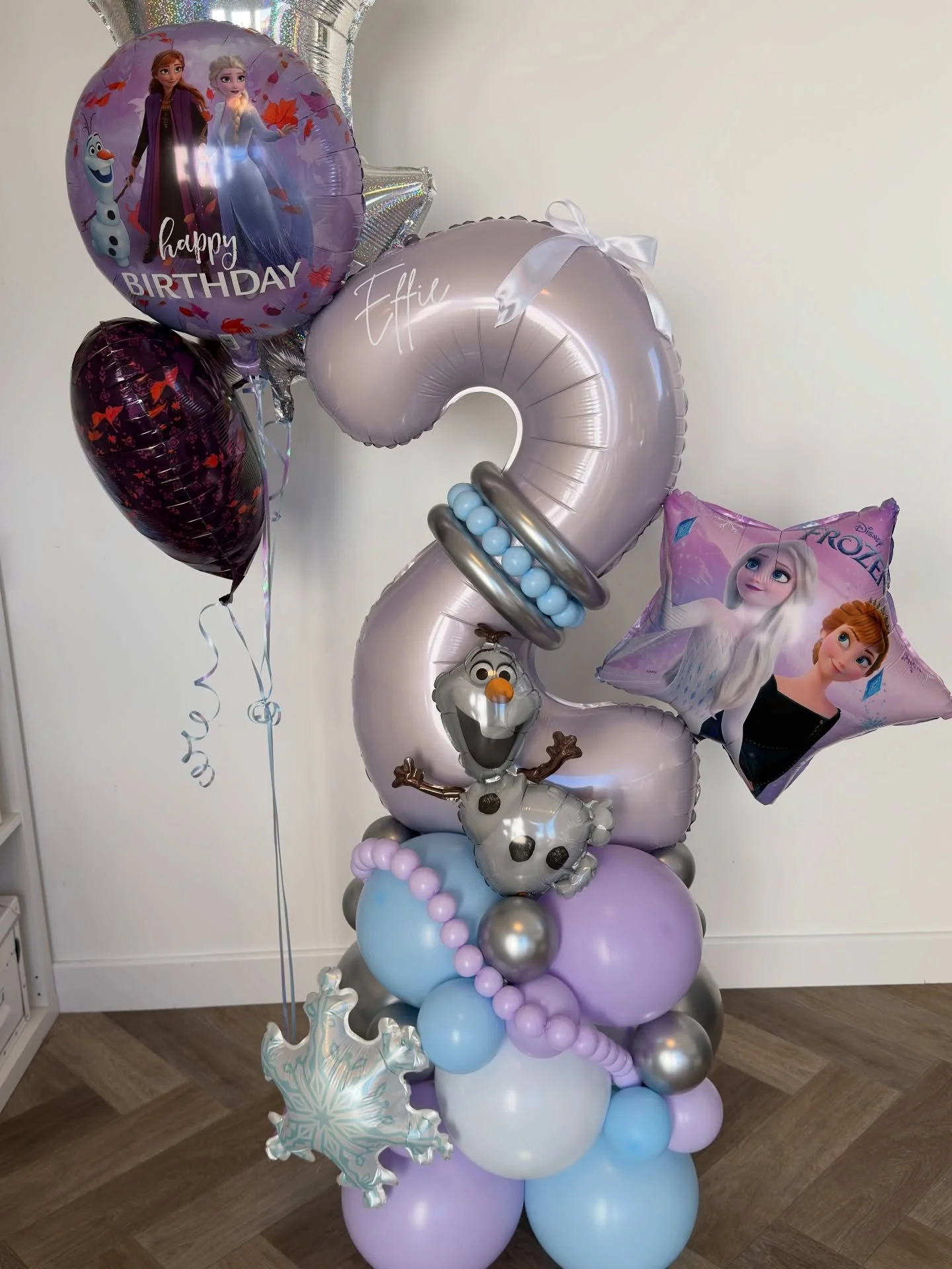 &ldquo;Do you want to build a snowman?&rdquo; 🎶 
Effie picked the perfect theme for this funny Easter weather we are having ❄️⛄️

Frozen balloon stack with a matching helium bouquet ❄️