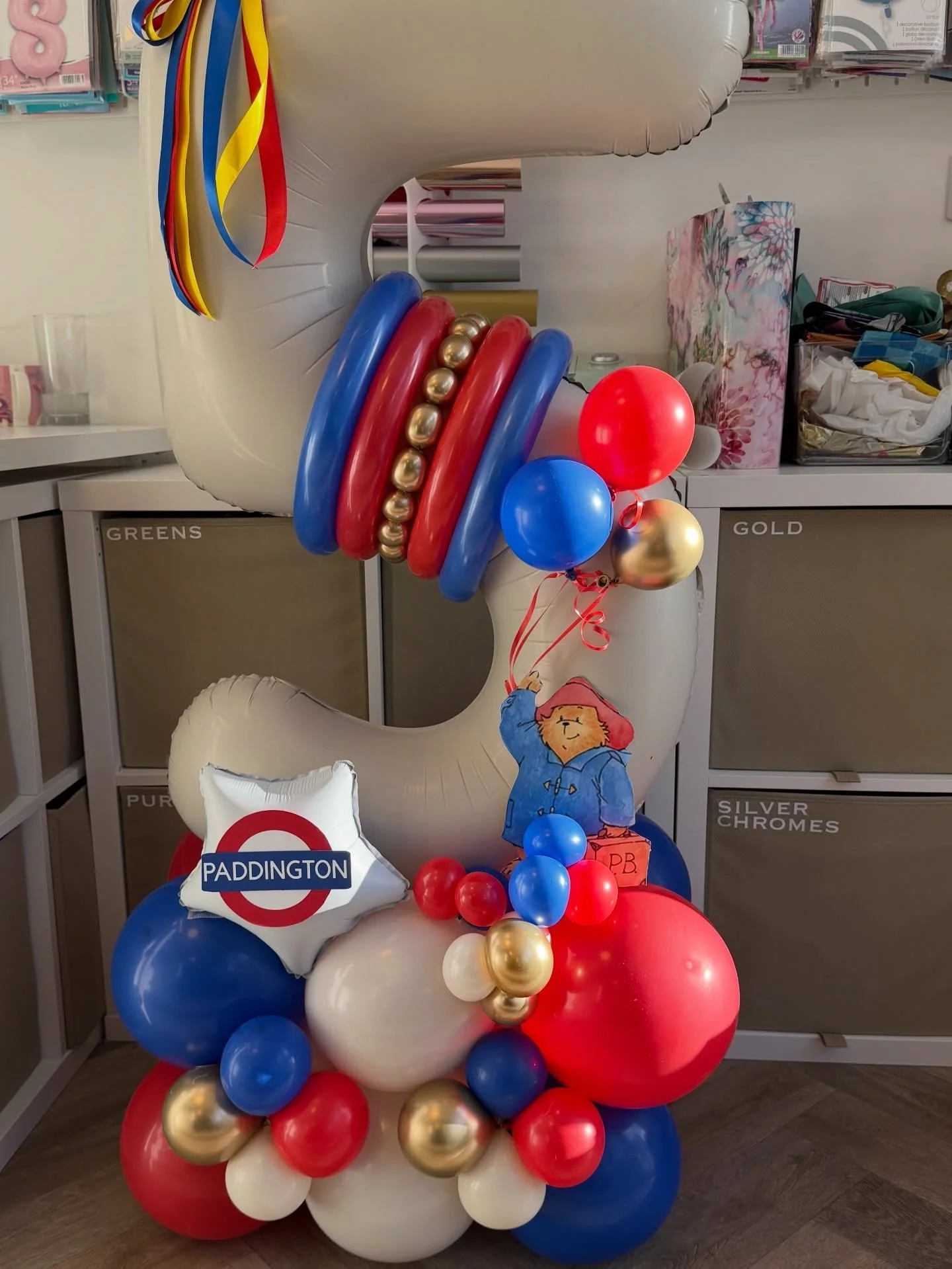 Paddington bear is very popular with all ages❤️💙 
Super cute stack 🎈🎈🎈