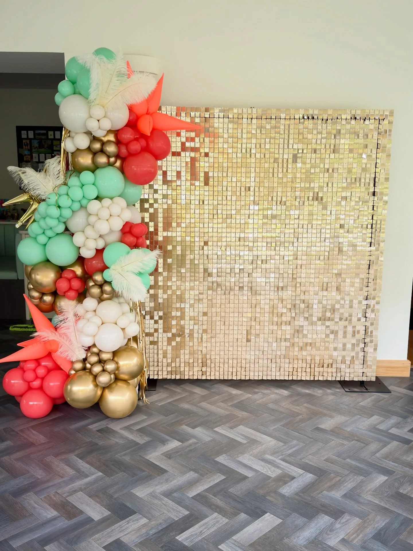 Fiona&rsquo;s &ldquo;Life of a Showgirl&rdquo; party 🪩🥂🧡🩵

Feathers, sparkles, Taylor colour scheme, perfect theme for a special birthday!