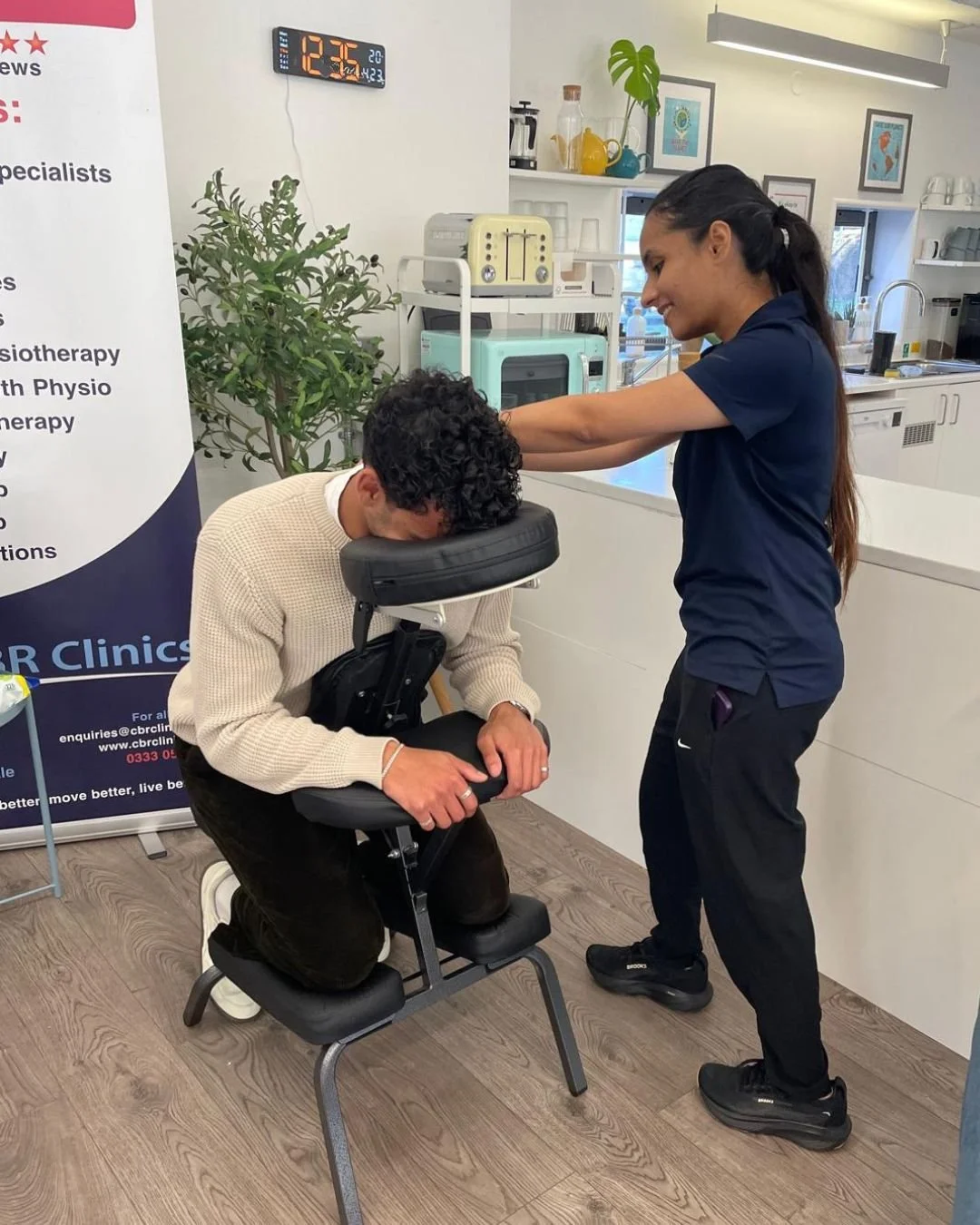 The brilliant team at @cbrclinics popped into Health Foundry recently and treated our members to chair massages and physio consultations right here in our space.

Here is our wonderful member Sim enjoying his chair massage.

Building the future of he