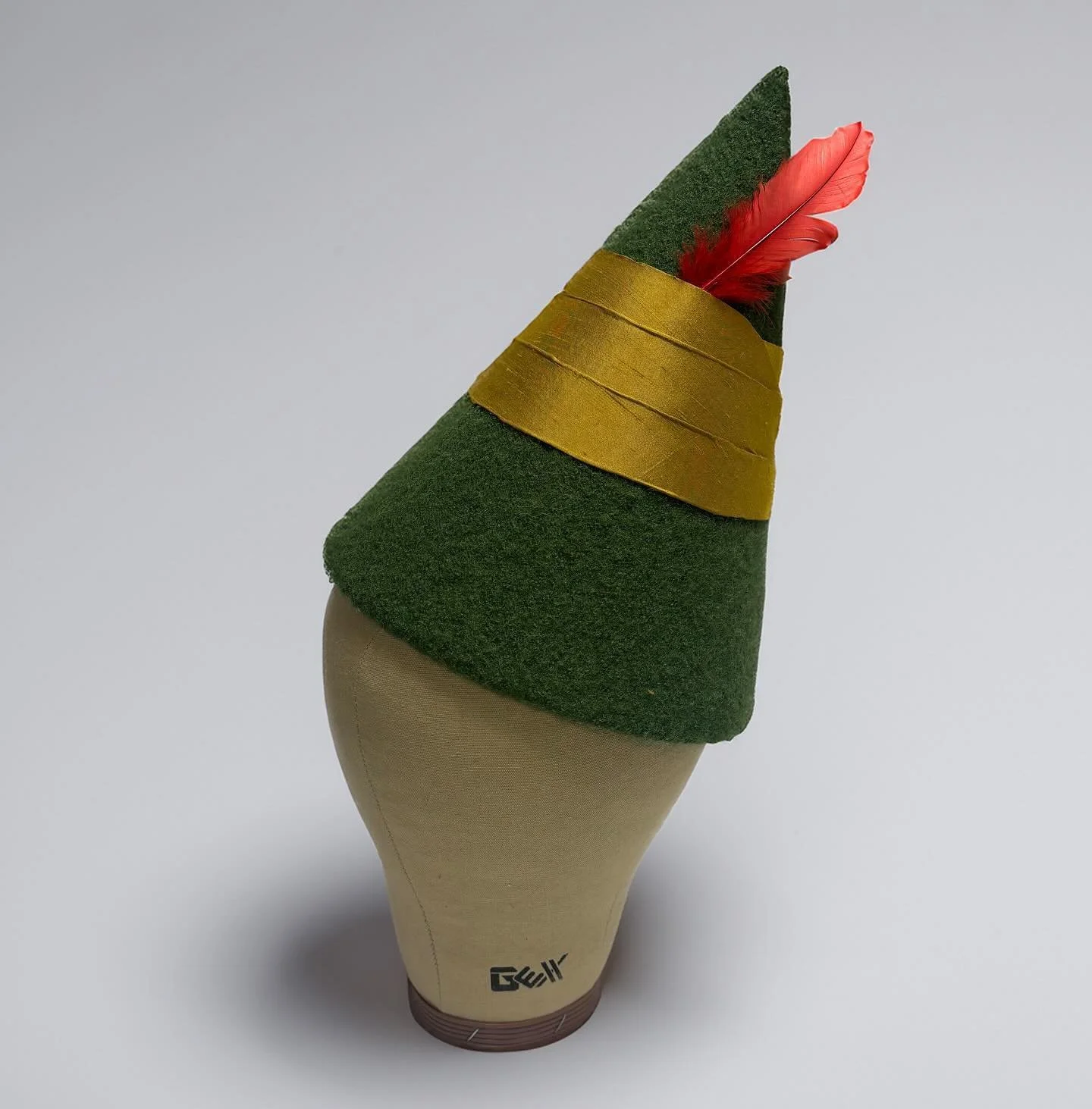 Wool Elf hat with pleated silk band and red feather 🎄

Simple hat, but fun as always!

#costume #millinery #milliner #hat #hatmaker #elf #buddytheelf #costumedesign #costumemaker #sewing