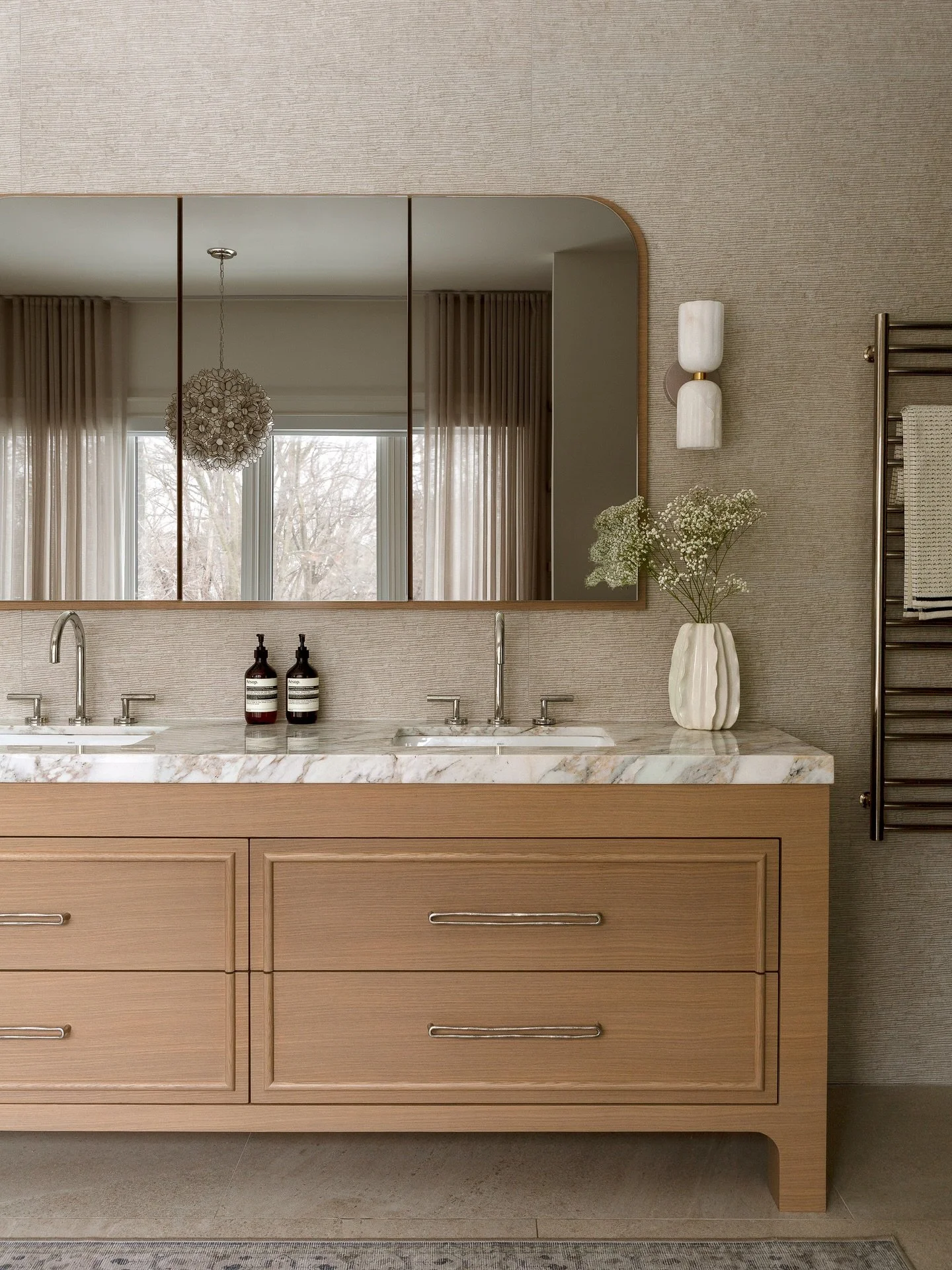 A study in warmth.
where texture replaces contrast, and restraint becomes the defining gesture.

Primary moment.
.
.
.

#bathroom #interiordesign #toronto #bathroomdesign #design