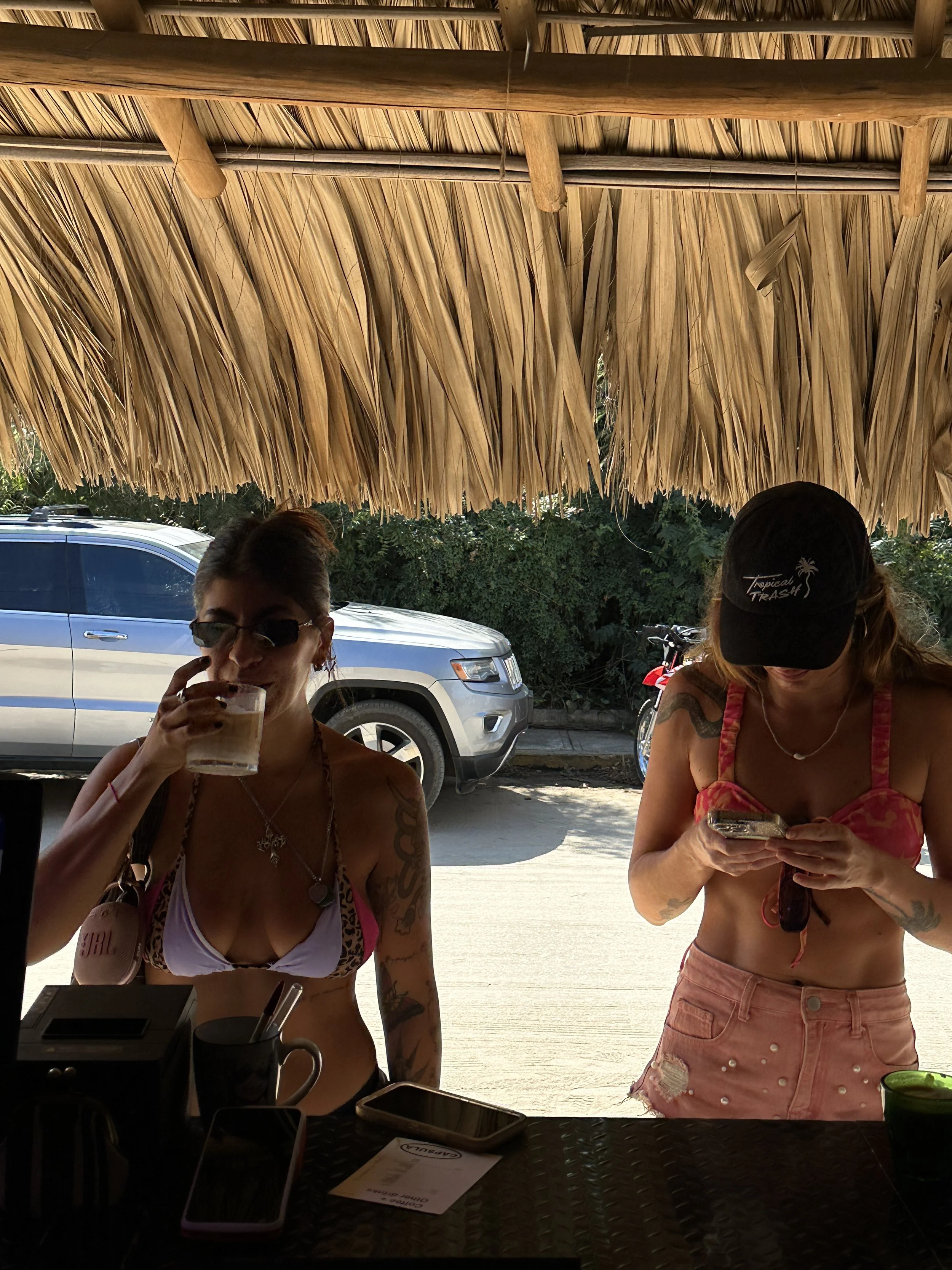 Clientas de Cápsula - Café de especialidad en La Punta viviendo el lifestyle de playa con café