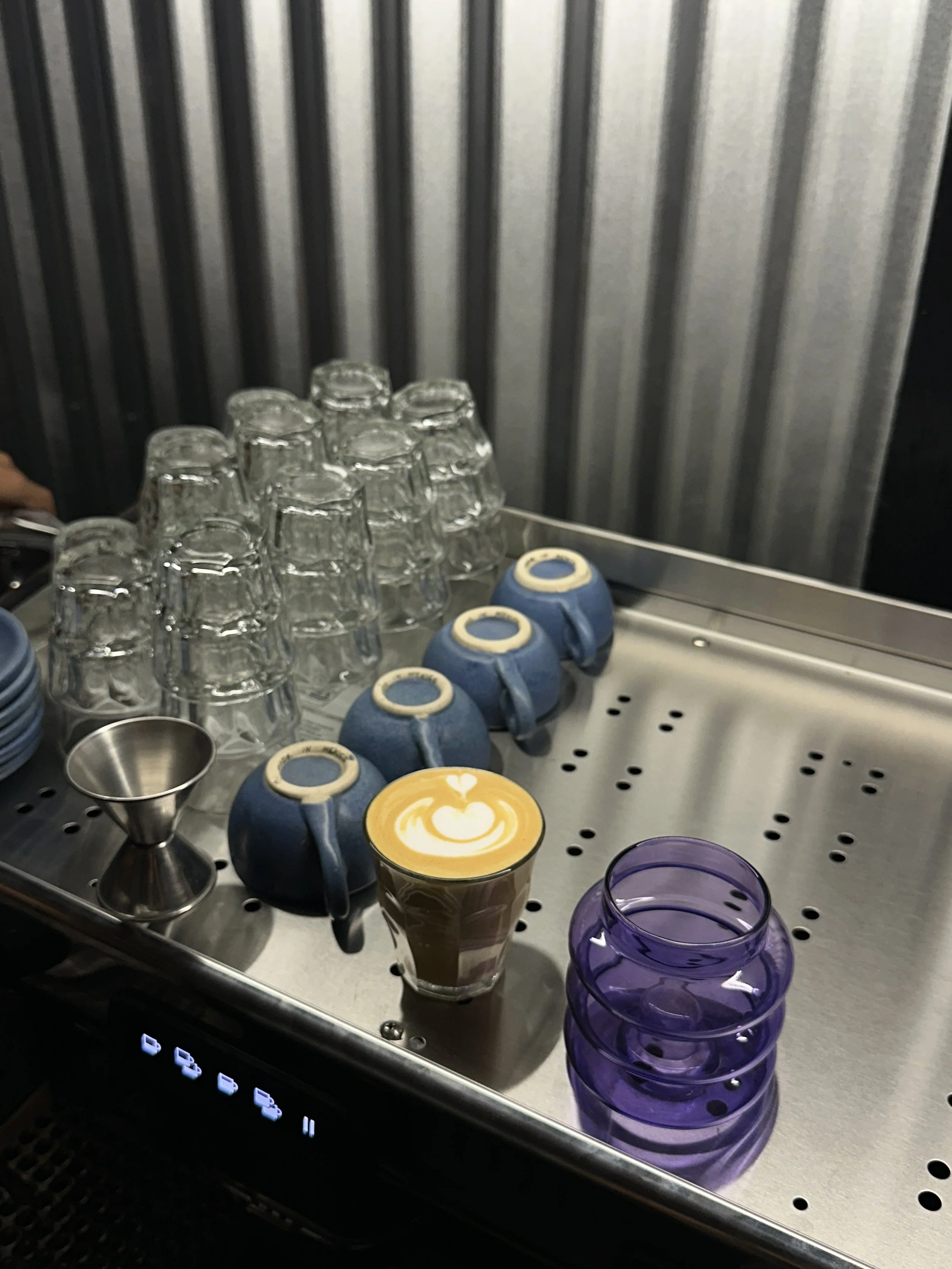 Flat white sobre la máquina de espresso