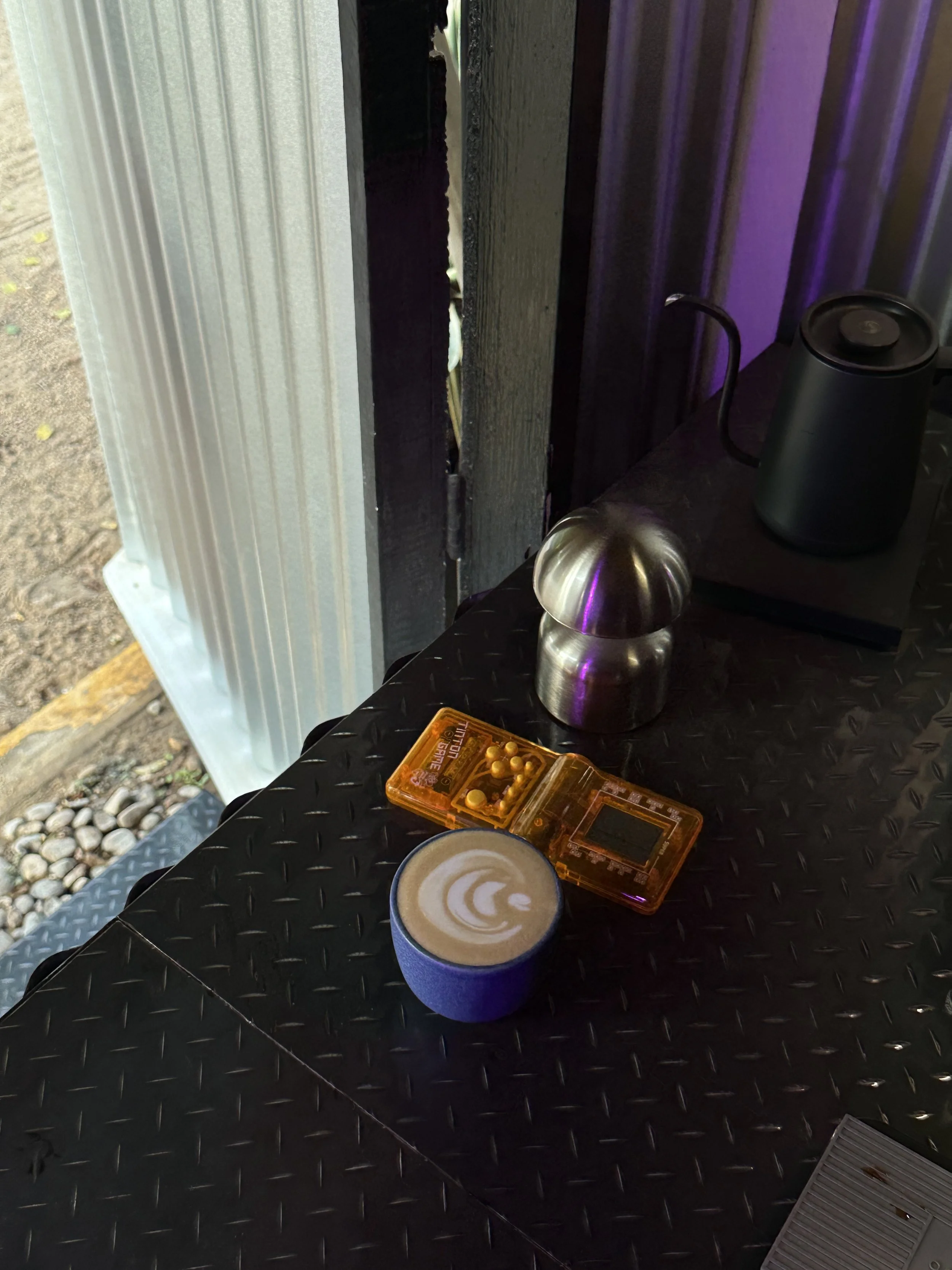 Latte con latte art y lámpara cromada Cápsula - Café de especialidad