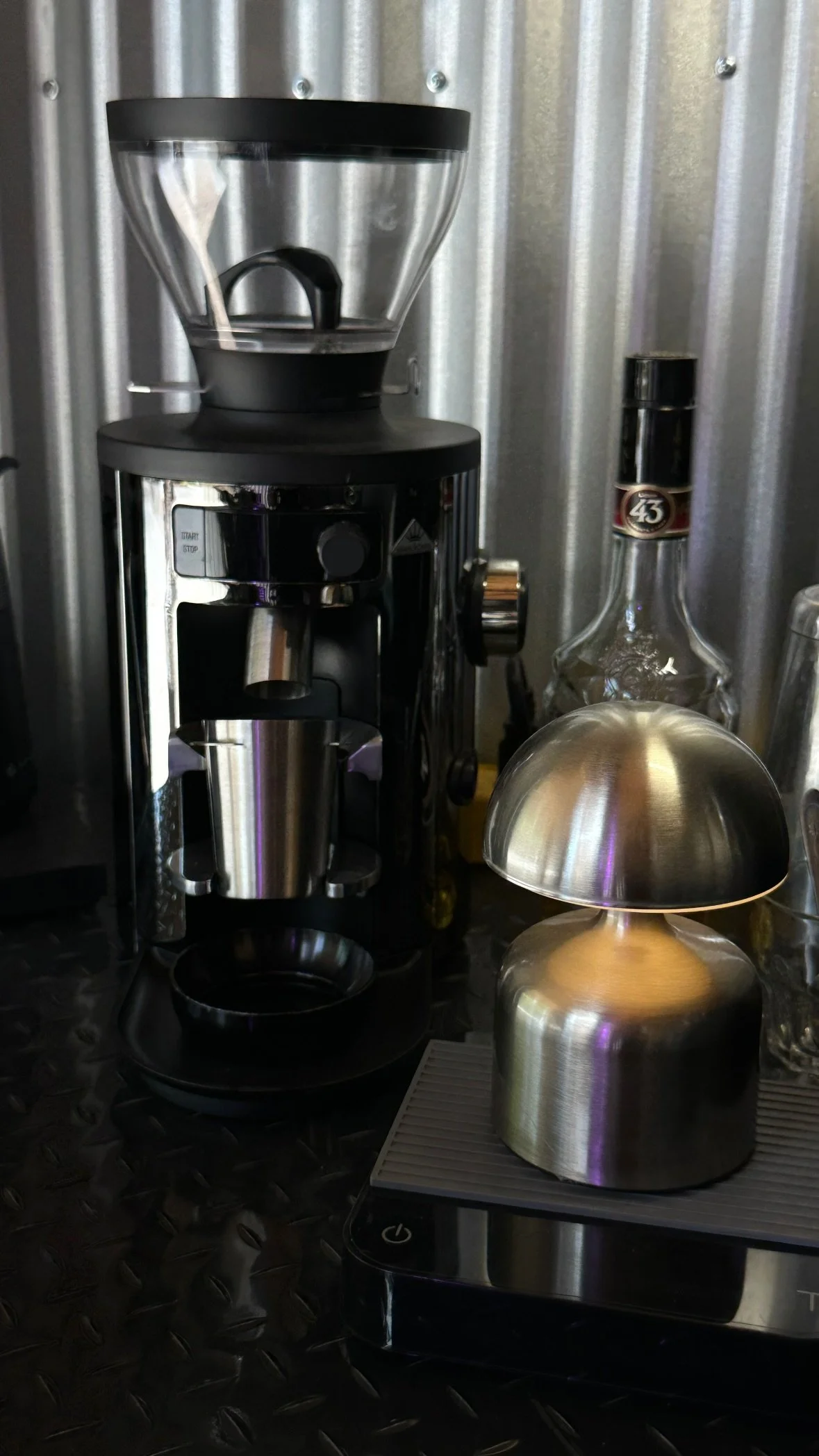 Molino de café de especialidad Mahlköning y lámpara cromada Cápsula