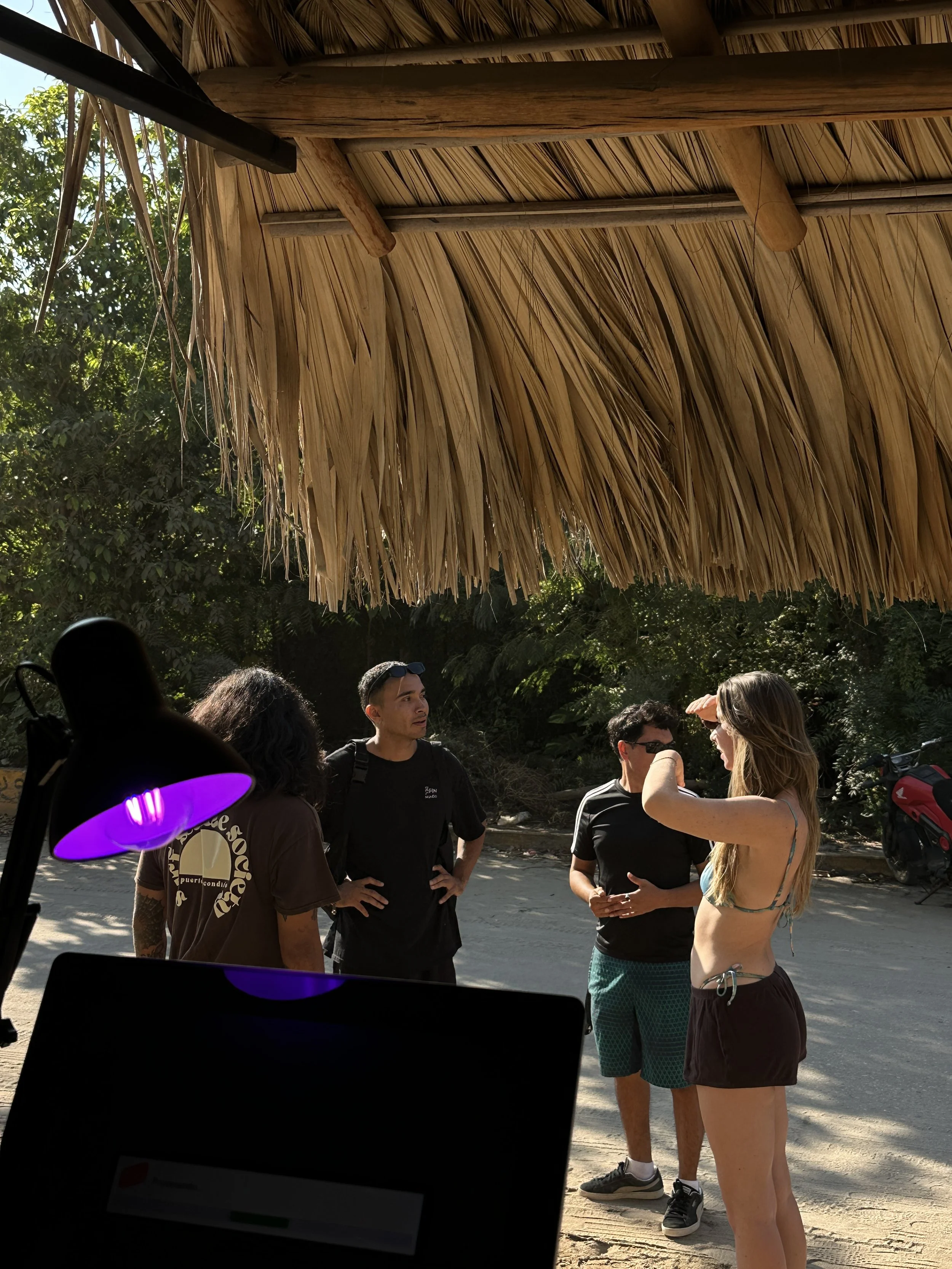 Grupo de amantes del café de especialidad esperando sus bebidas antes de ir a la playa de la Punta