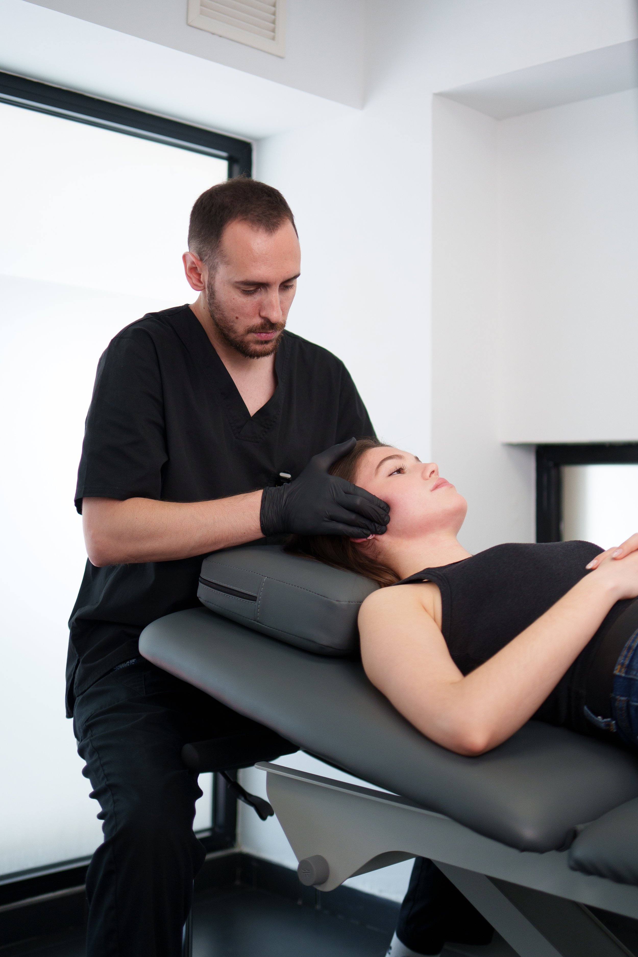 Fisioterapeuta tratando a una paciente con dolor en la mandíbula