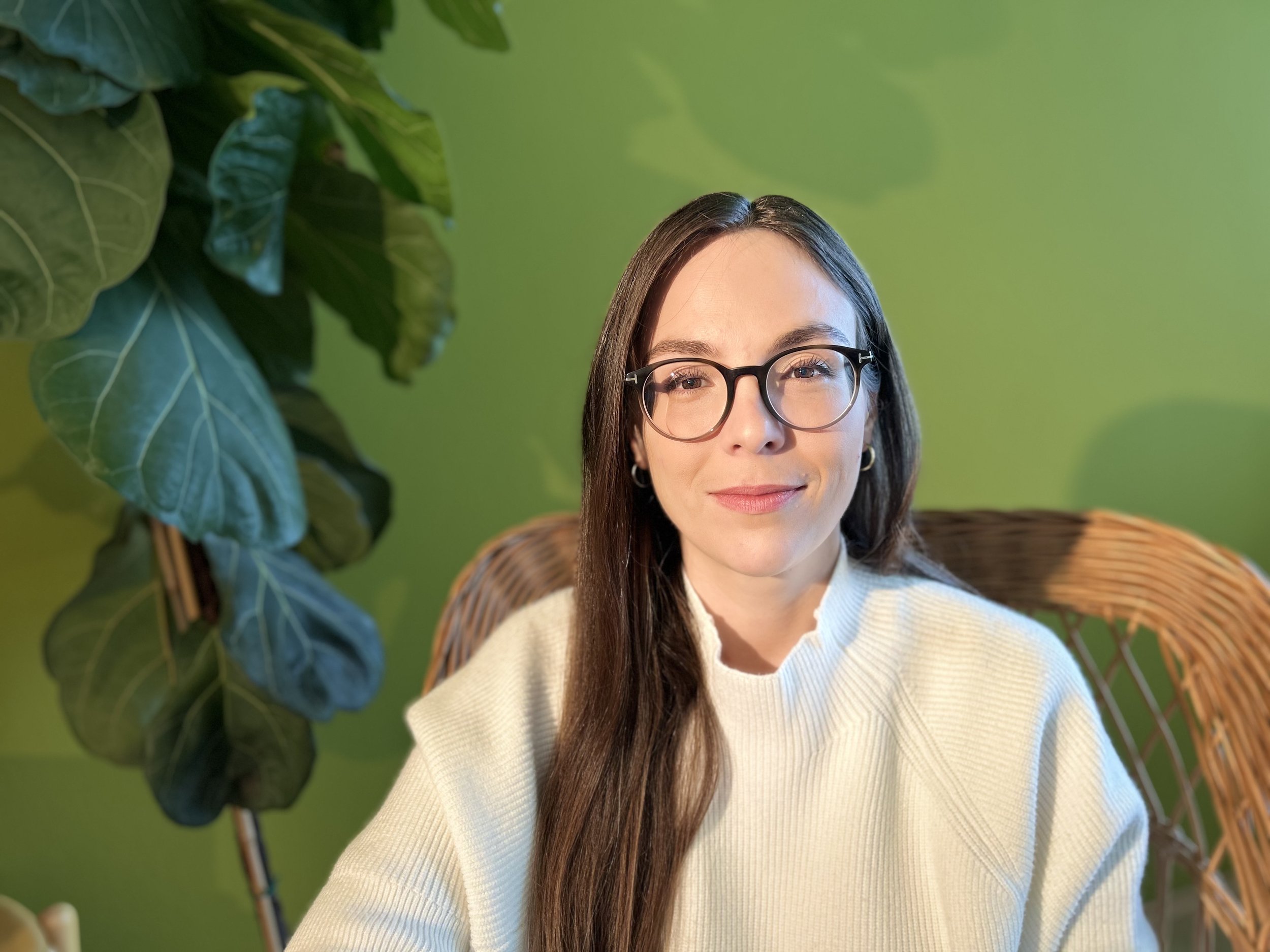 A photo of counsellor Lena Häusler with a green backdrop.