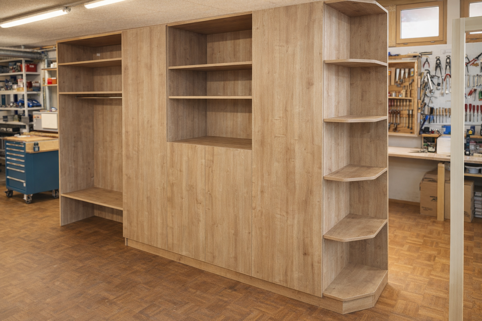 Holzregal mit offenen Fächern in einer Werkstatt.