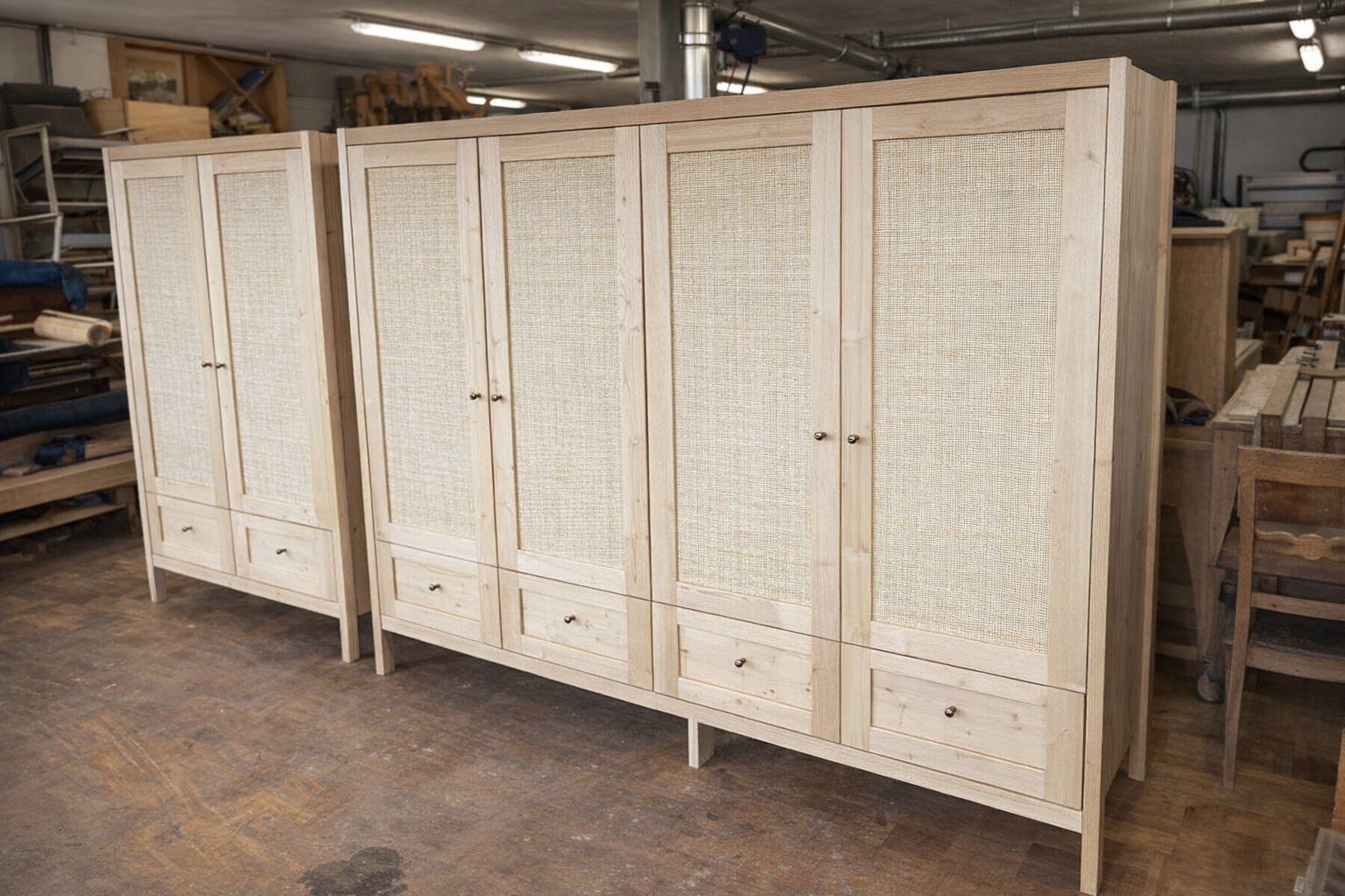 Ein handgefertigter Holzschrank mit geflochtenen Türen und Schubladen in einer Werkstatt.