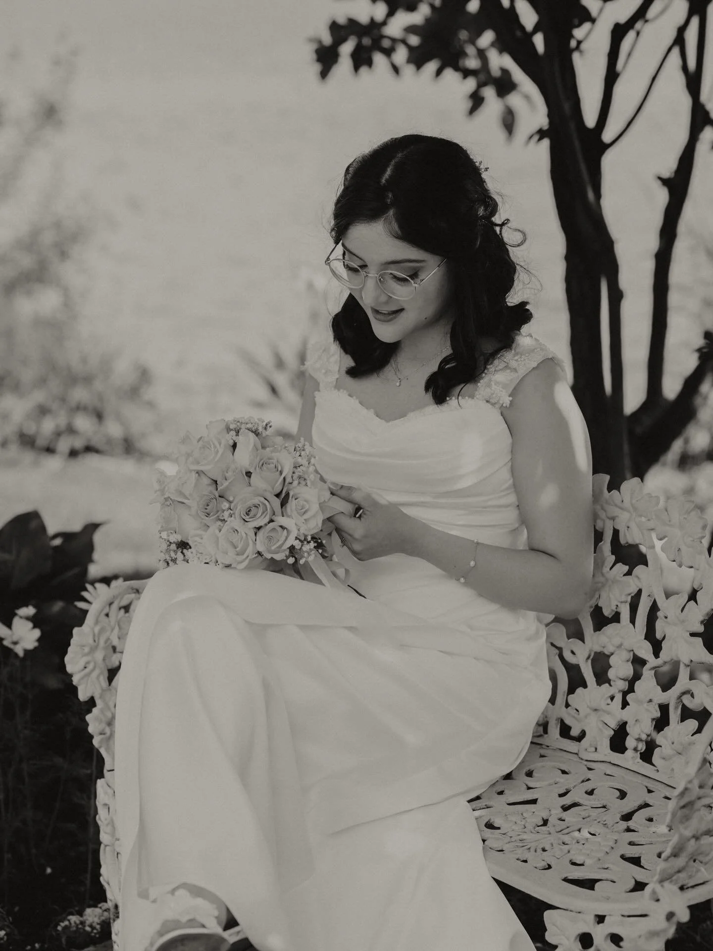 Thinking back to summer days filled with love stories like this one. So excited for all the love stories I get to capture this year!

Photographer: @bellafibranzphoto 
Venue: @victoriaweddingchapelandgarden 
Dress: @davidsbridal 
.
.
.
.
Wedding Phot
