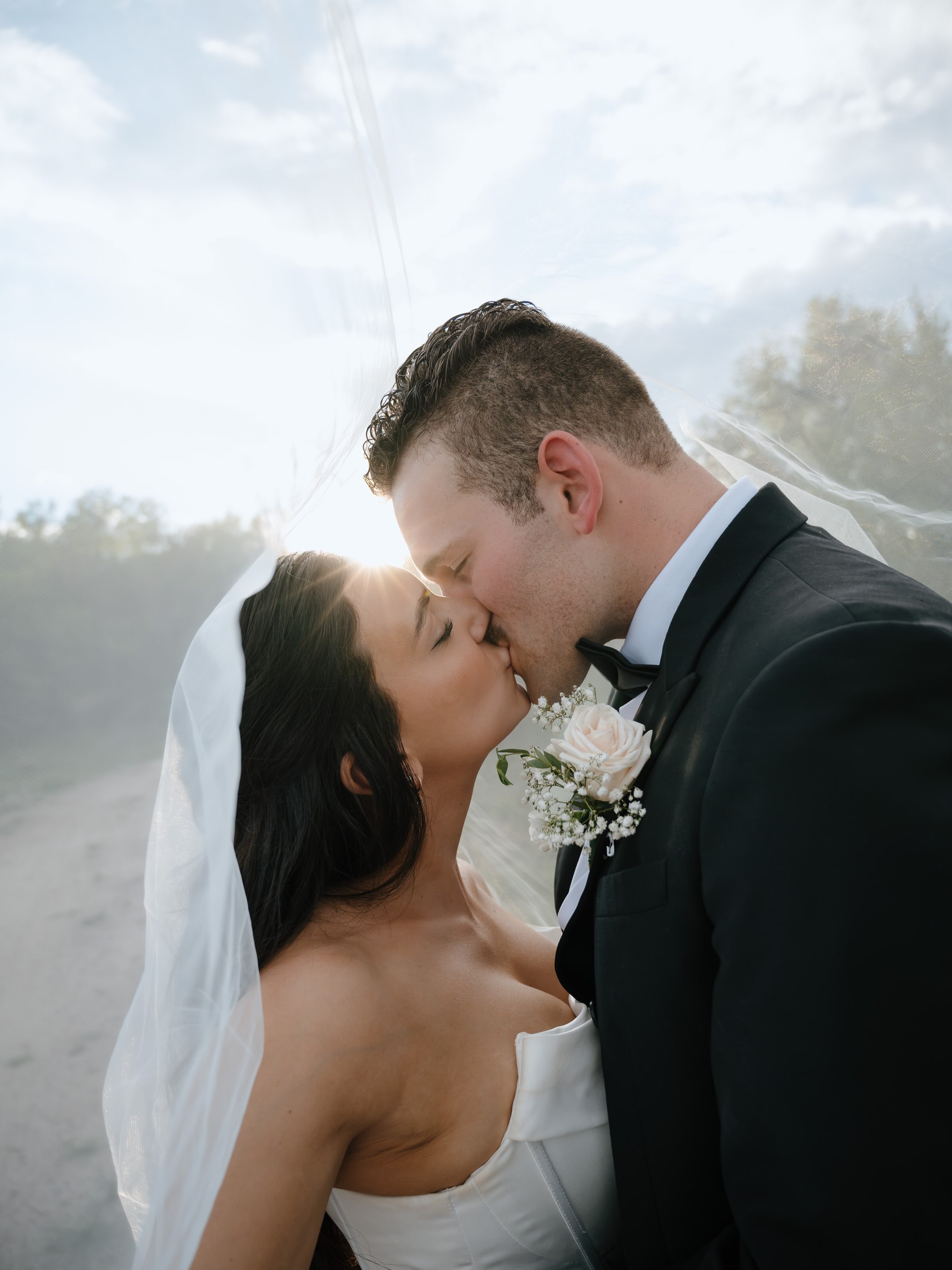 A little look into Allison &amp; Cam&rsquo;s wedding day in the Springs.🤍🗻

I had the absolute honor of associate shooting for the best, @allisonwelshphoto! So incredibly grateful for this opportunity! Getting to travel to such an incredible locati