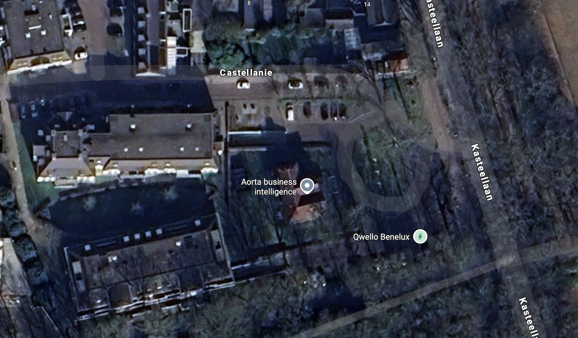 Satellite view of a city block with labeled streets, buildings, and trees, including one labeled 'Castellanie' and roads named 'Kasteellaan', with points marked for 'Aorta business intelligence' and 'Qwello Benelux'.