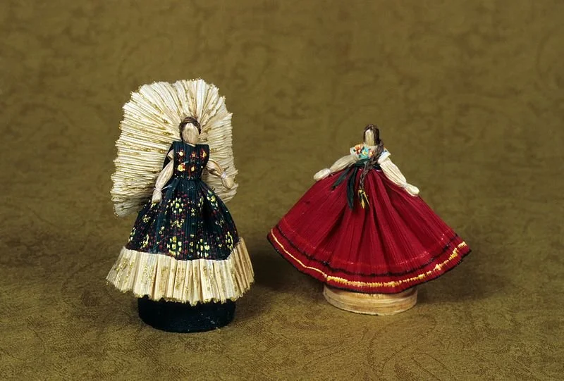 Mexican corn husk dolls, portraying Tehuan and Ejutla women. 
Source: Wikcommons