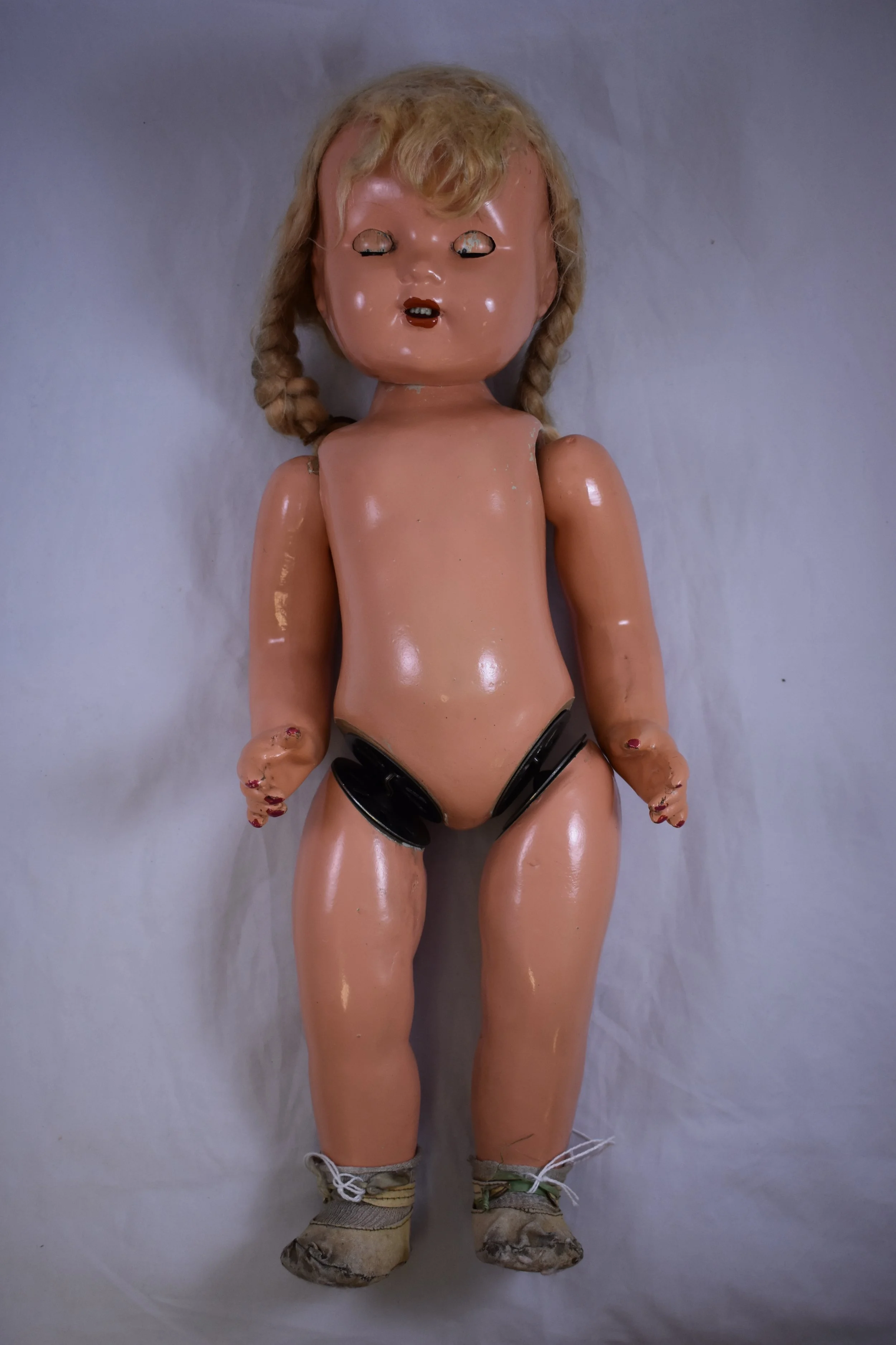 Another type of leg joint from a doll brought from Scotland to Vancouver. It belonged to Annie Longridge, born in 1908.  The doll was passed down the generations. 