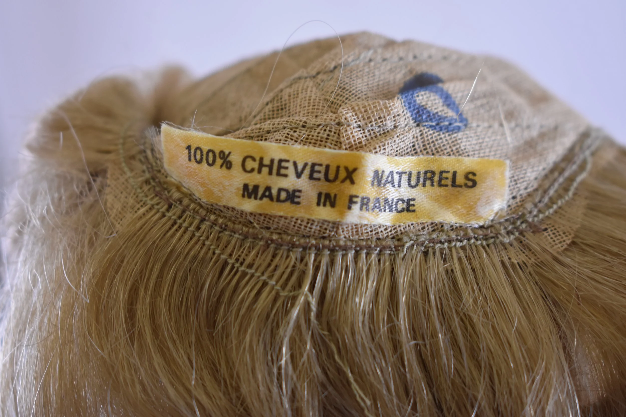 Tag stating that this wig is genuine human hair.