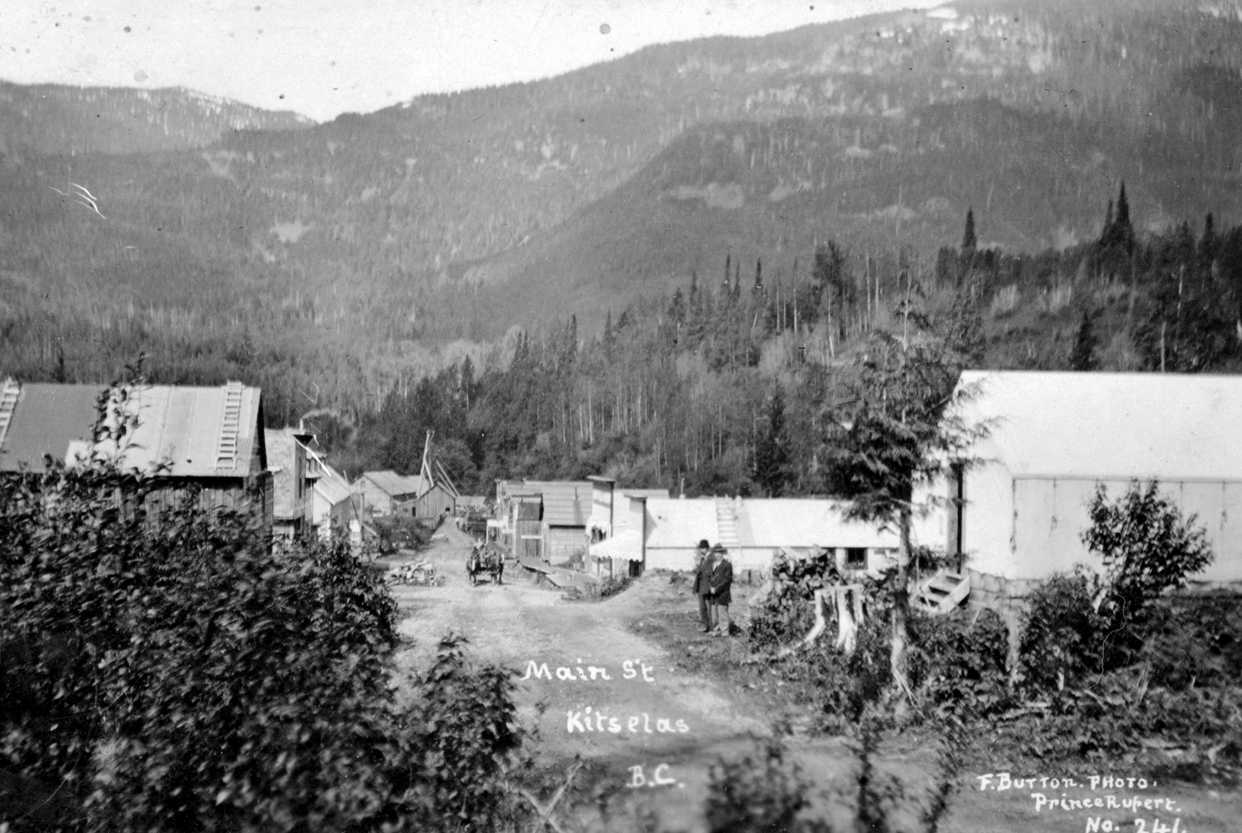 MAIN ST. KITSELAS, CIRCA 1910.  THIS SCENE WOULD HAVE BEEN ONE THAT ARTHUR CLORE WOULD HAVE BEEN VERY FAMILIAR WITH.  
SOURCE: ITEM #E-00050, COURTESY OF THE ROYAL BC MUSEUM
