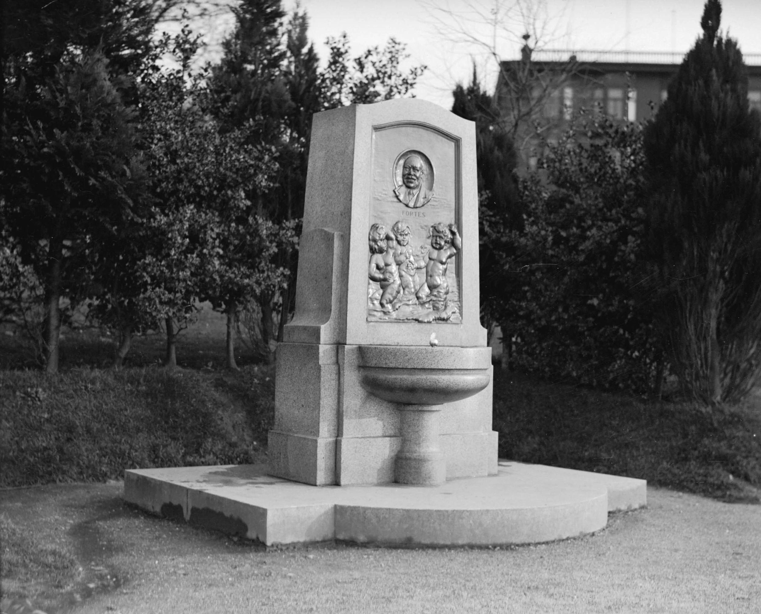 The Joe Fortes Memorial drinking fountain at English Bay, 1932.  
Source: City of Vancouver Archives, CVA 99-2684