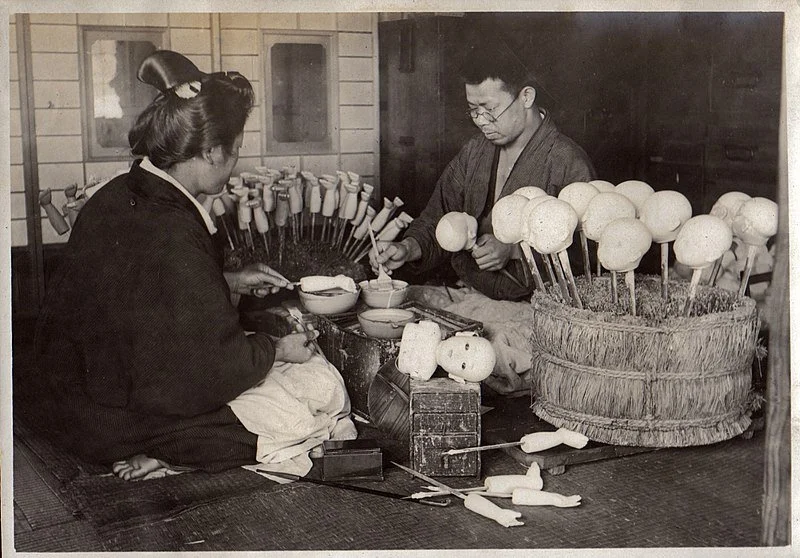 Doll makers in Japan, circa 1914. Photo taken by Elstner Hinton,.
Source: Wikimedia Commons