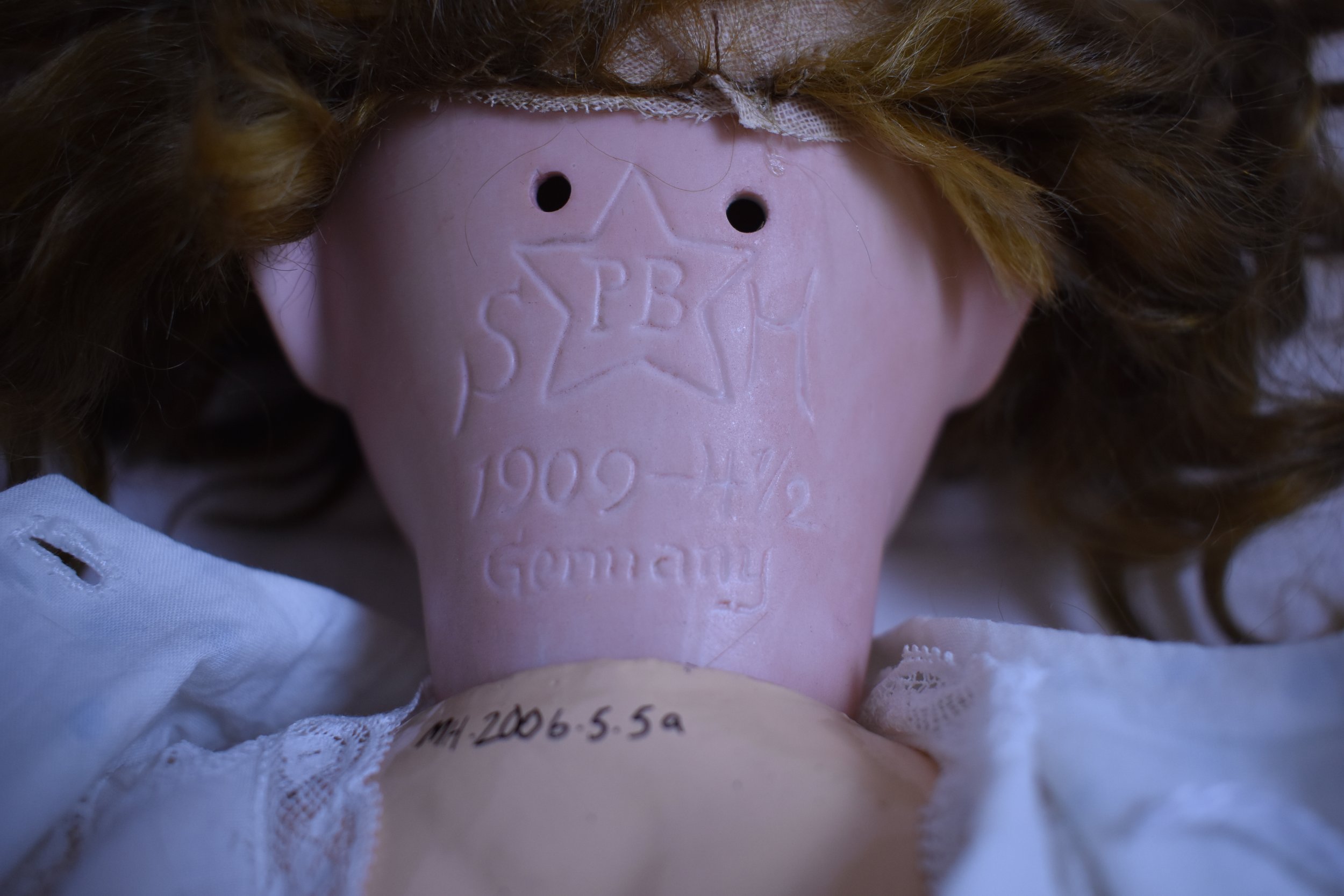 The Schoenau and Hoffmeister maker’s mark. 