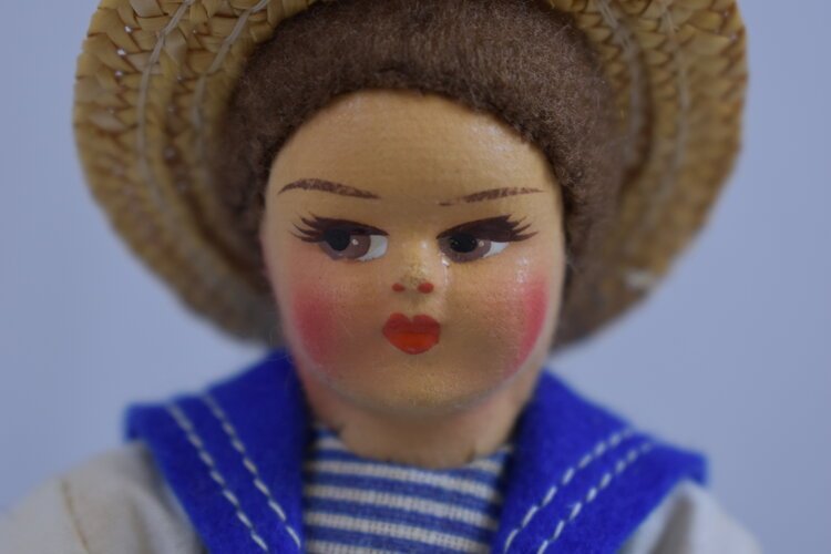 Like the Lenci and Eros dolls, he also looks sideways.