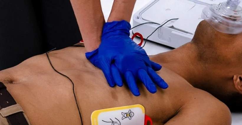 How-to-Position-Your-Hands-for-CPR_2_d4bd353bac6a5f3a10ab94d9650d3531.jpg