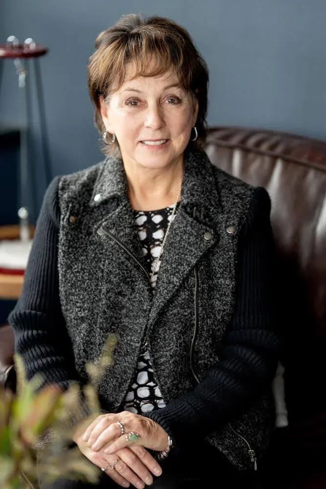 Portrait of Debra Viner.