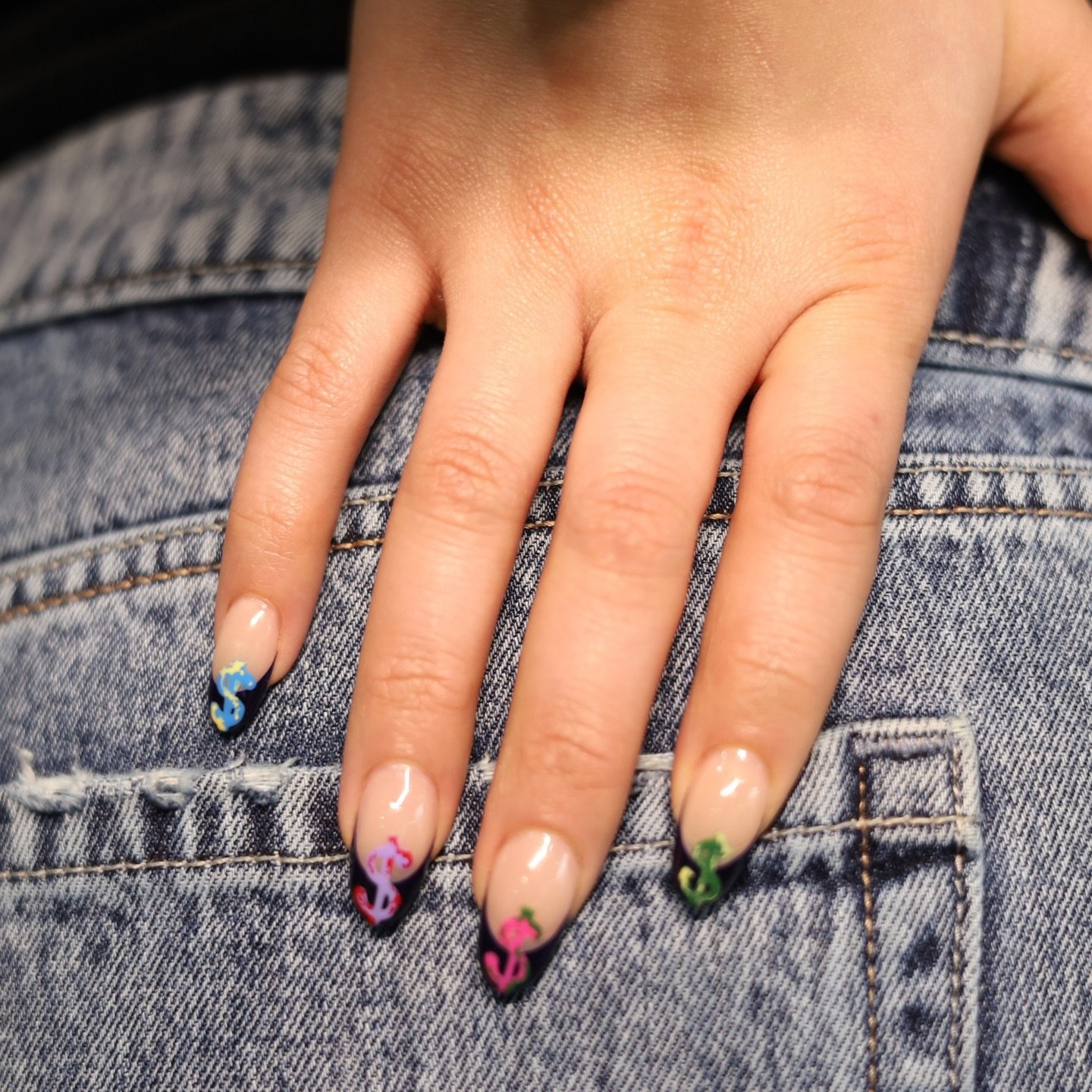 Pop art on your fingertips 🎨💰
Andy Warhol would approve.
Nails by @akaylascreations 

&mdash;

solante studios &bull; brooklyn nails &bull; nyc beauty bar &bull; custom nail art &bull; structured gel &bull; gel-x &bull; nail sets