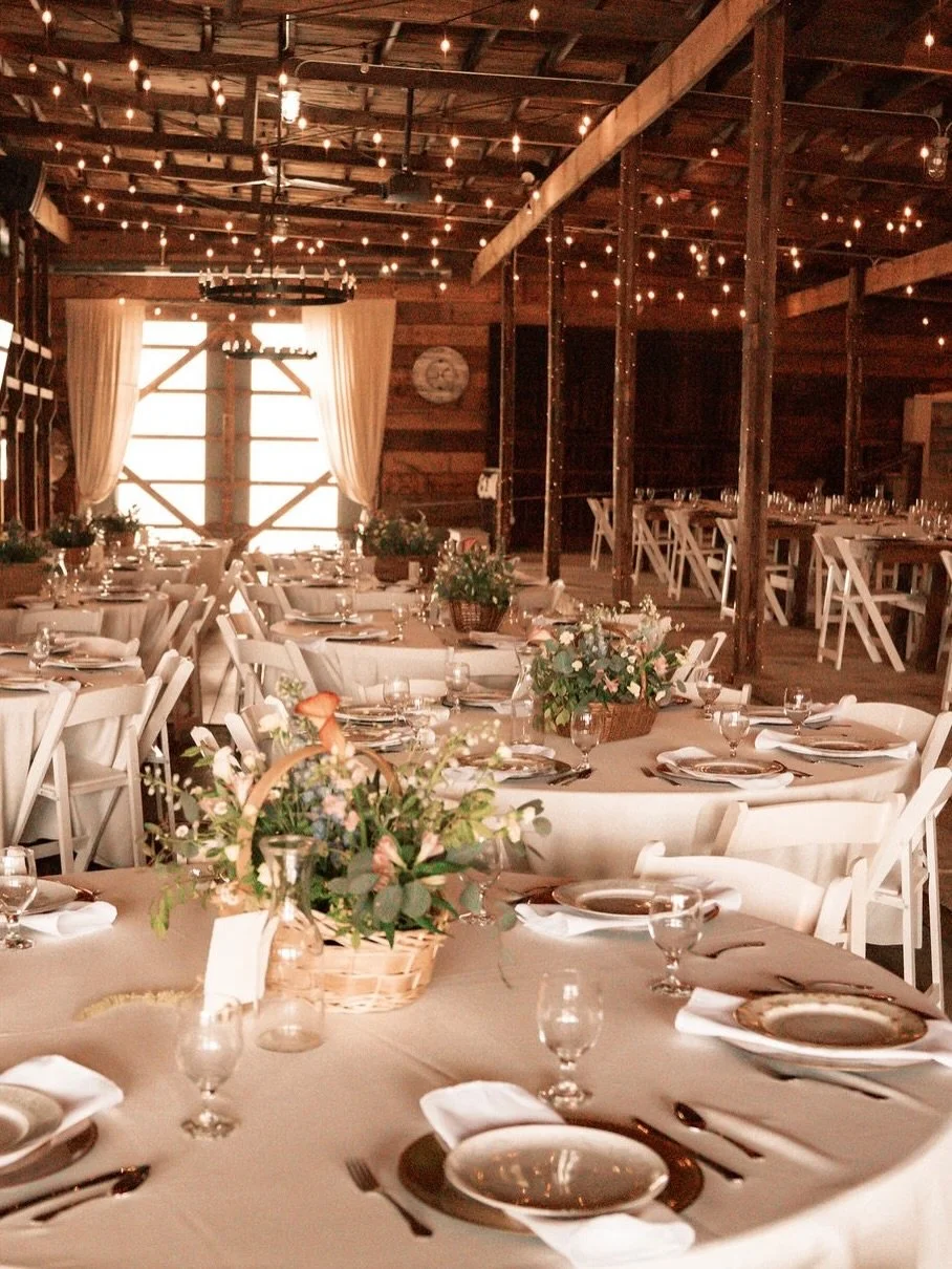 Everything about this wedding decor and color palette was dreamy. Beautiful soft butter yellows and delicate florals 💐👰🏼&zwj;♀️

Venue: @lumberyardeventcenter 
Photographer: @_ellie.b_photography 
Florist: Courtney Meert @harvestandhomedecor
Cater