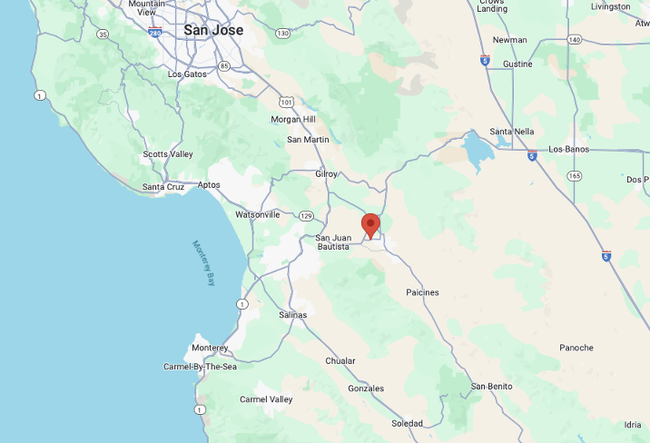 Map showing the location of San Juan Bautista in California, near Monterey Bay and close to towns like Salinas, Watsonville, and Gilroy.