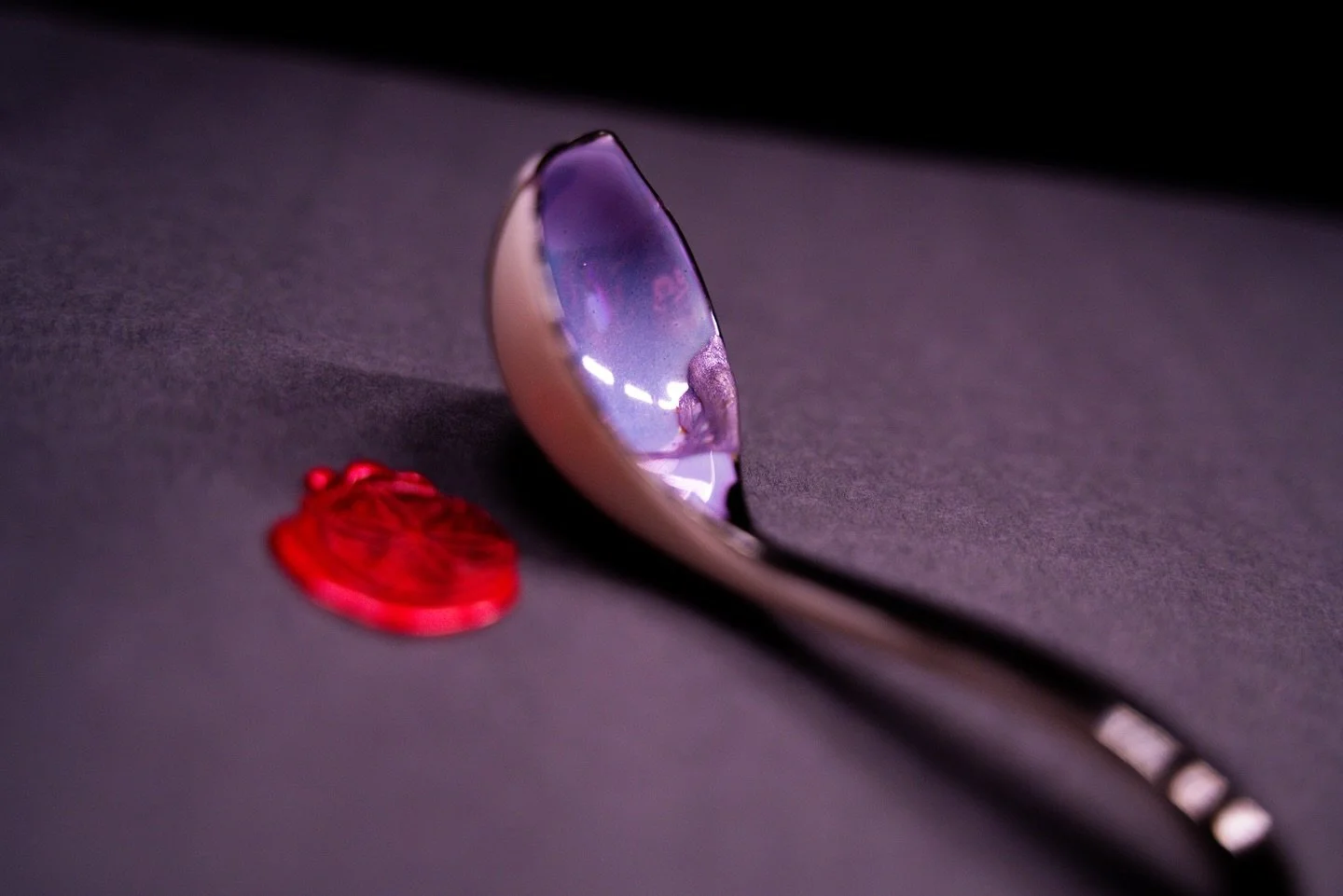 A repaired antique sugar spoon for @alphyl0ve :). Repaired in the traditional style with bengara urushi and finished with blue oxidized silver powder, a specialty from @shizendo1711 who makes the BEST supplies.